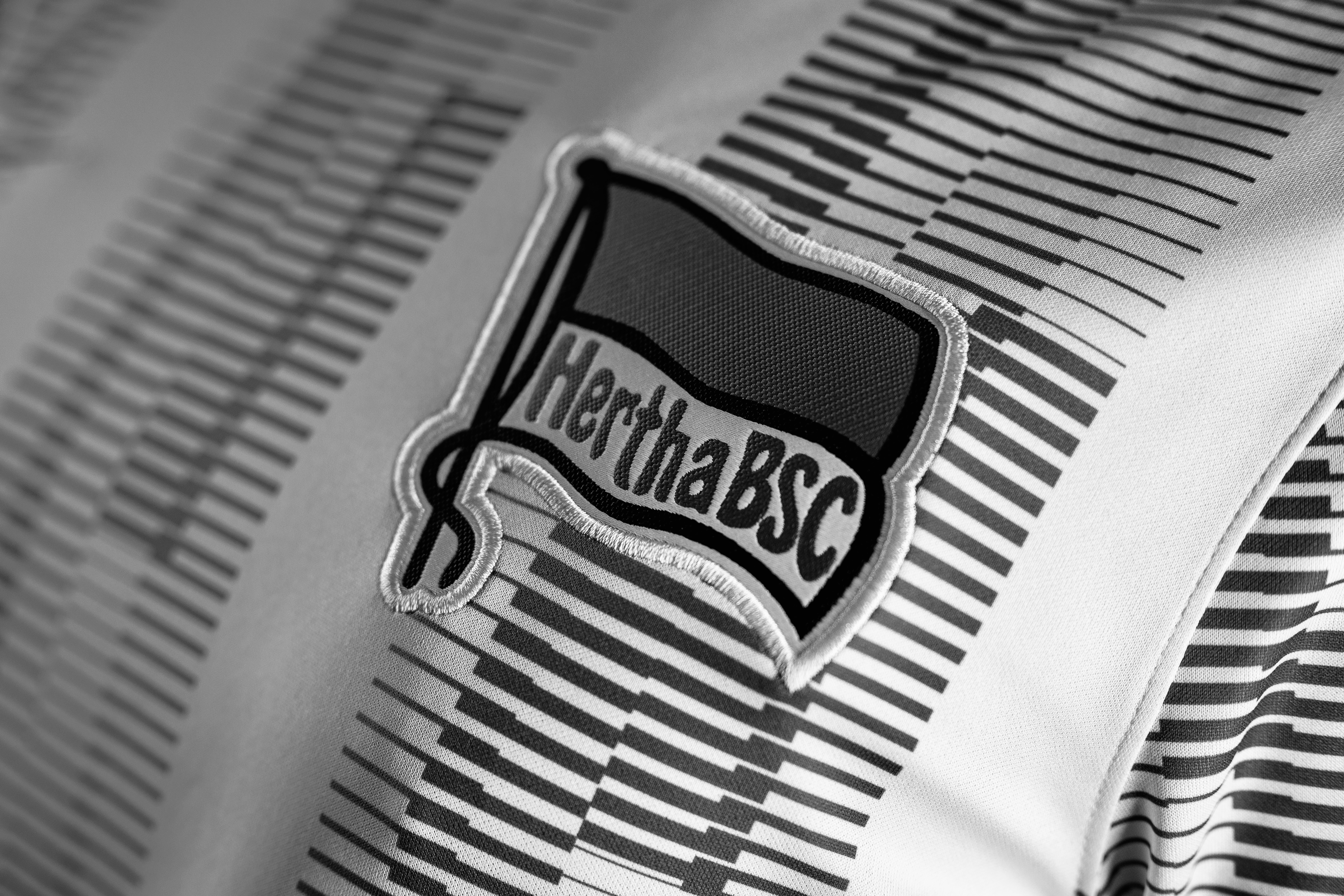 Unsere Hertha-Fahne auf dem Trikot in schwarz-weiß.