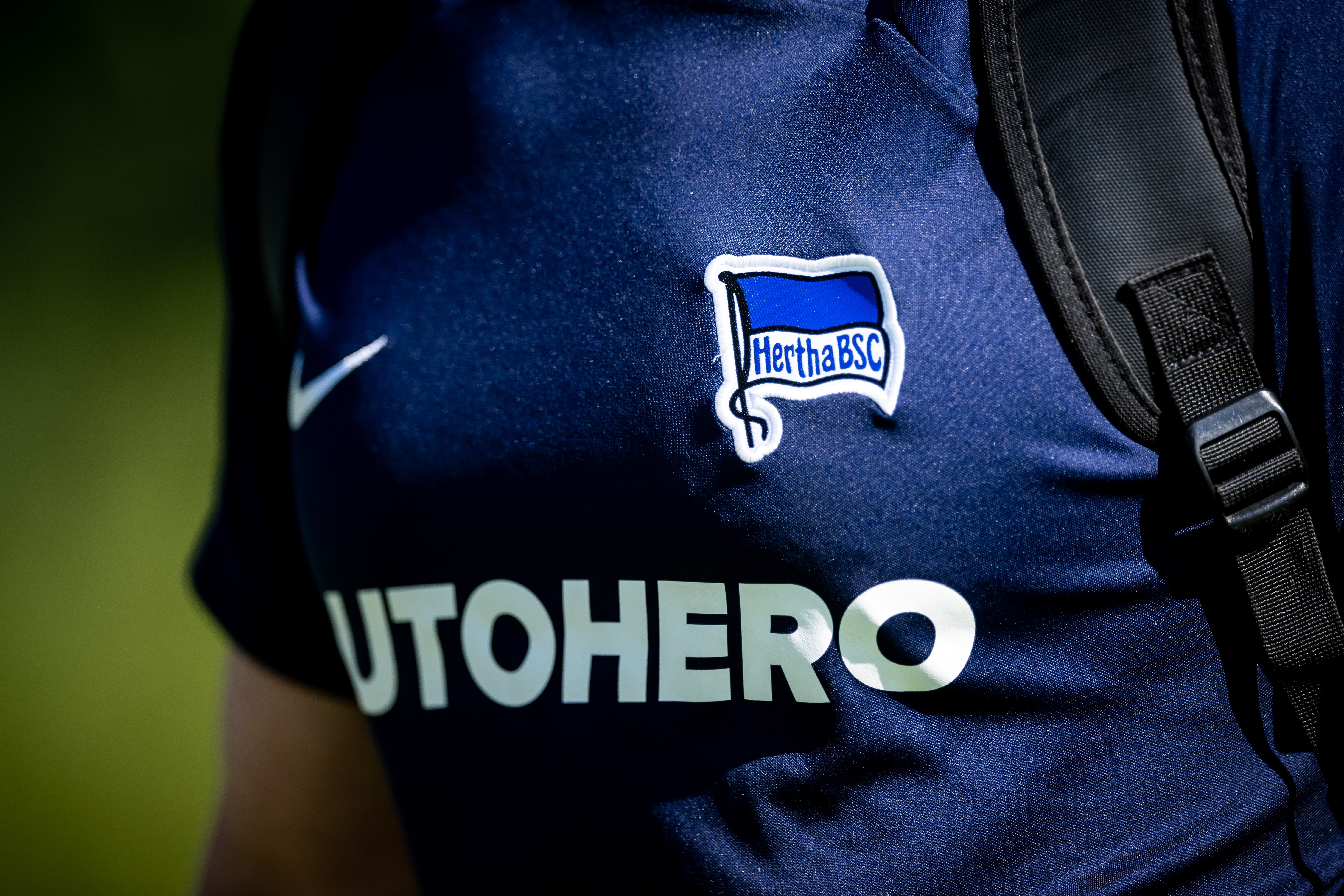 Unsere Hertha-Fahne auf dem dunkelblauen Trainingsshirt.