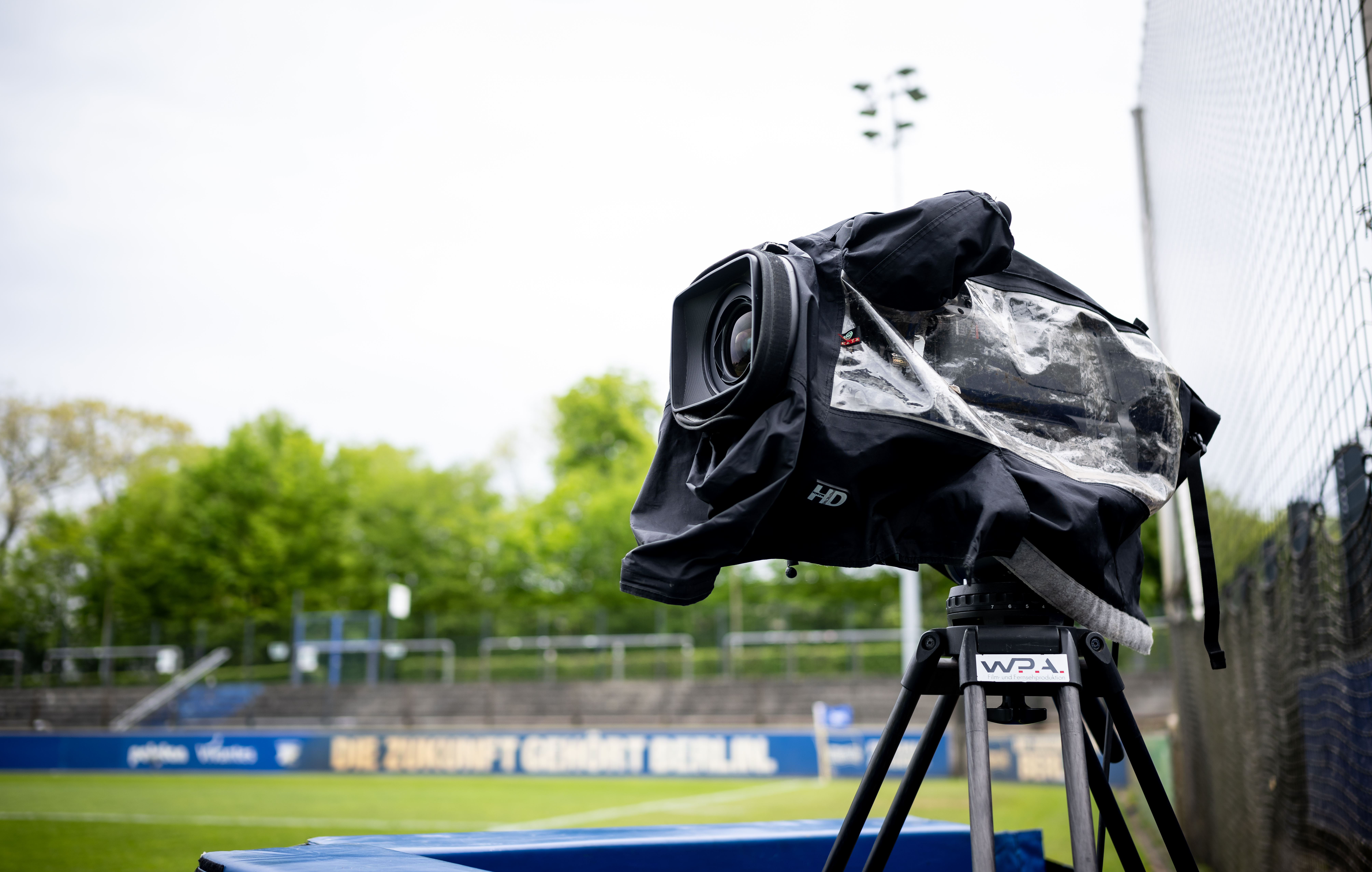 Eine TV-Kamera im Stadion auf dem Wurfplatz/Amateurstadion.