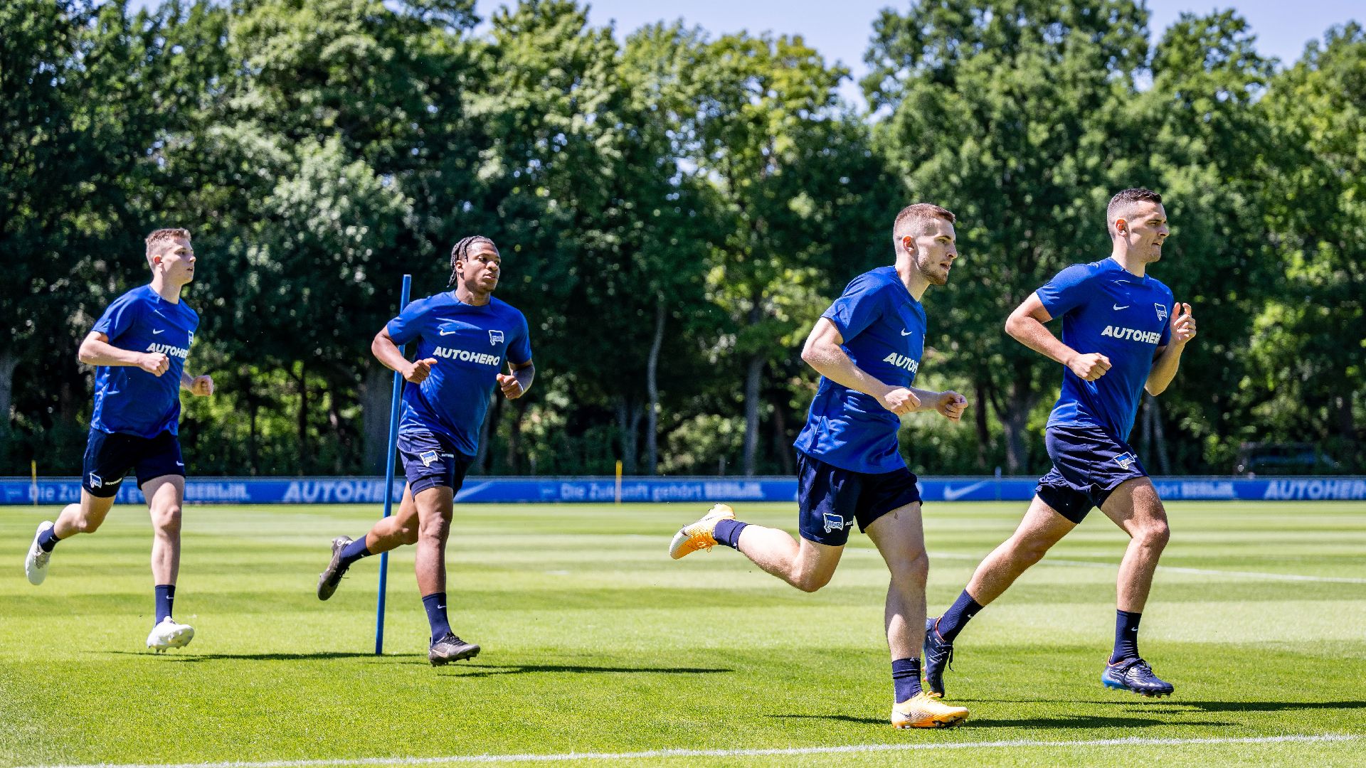 Jonjoe Kenny and Filip Uremović doing some fitness work.