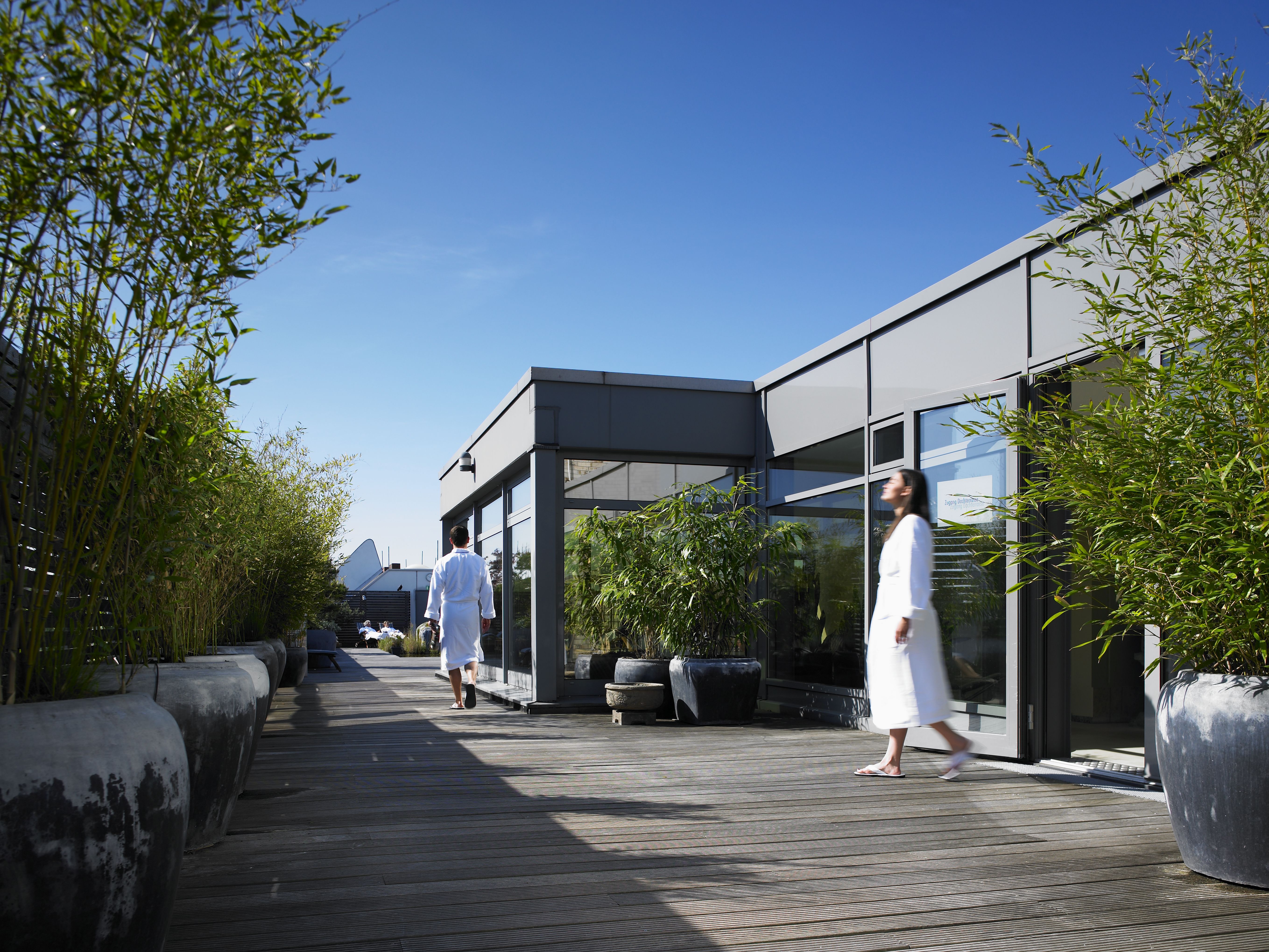 Zwei Personen besuchen die Dachterrasse im Aspria Berlin Ku'damm.