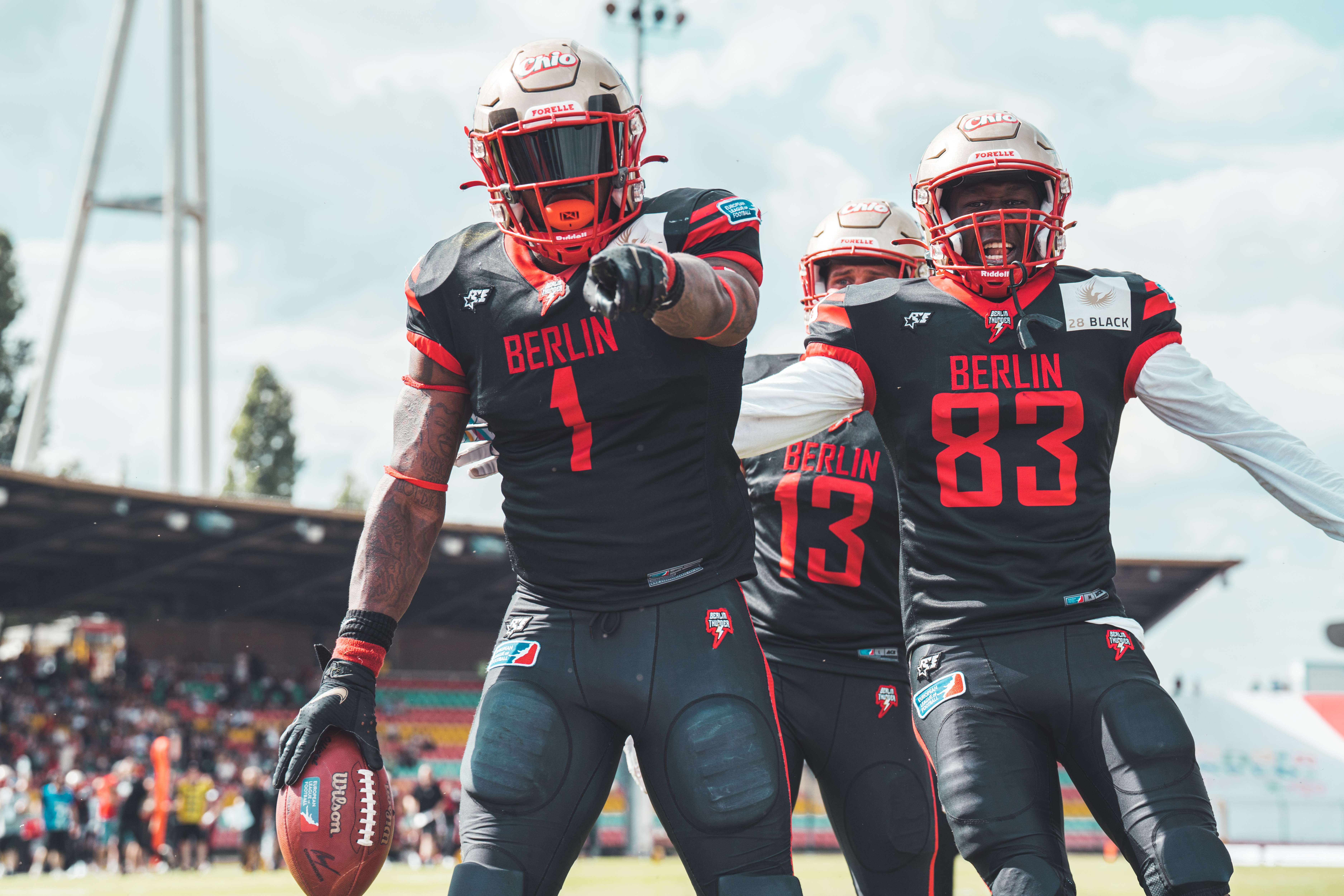 Die Spieler von Berlin Thunder bejubeln einen Touchdown.