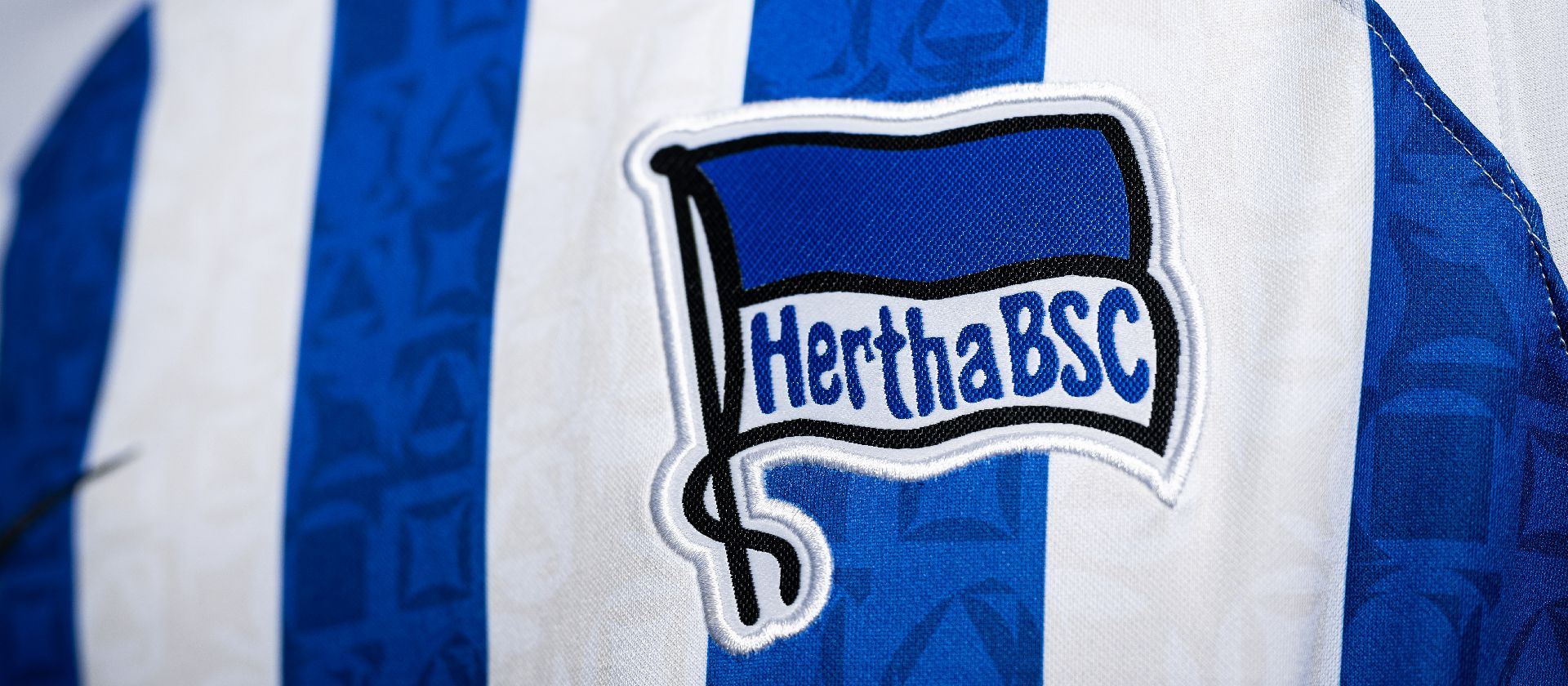 Fahne pur auf dem Hertha-Trikot