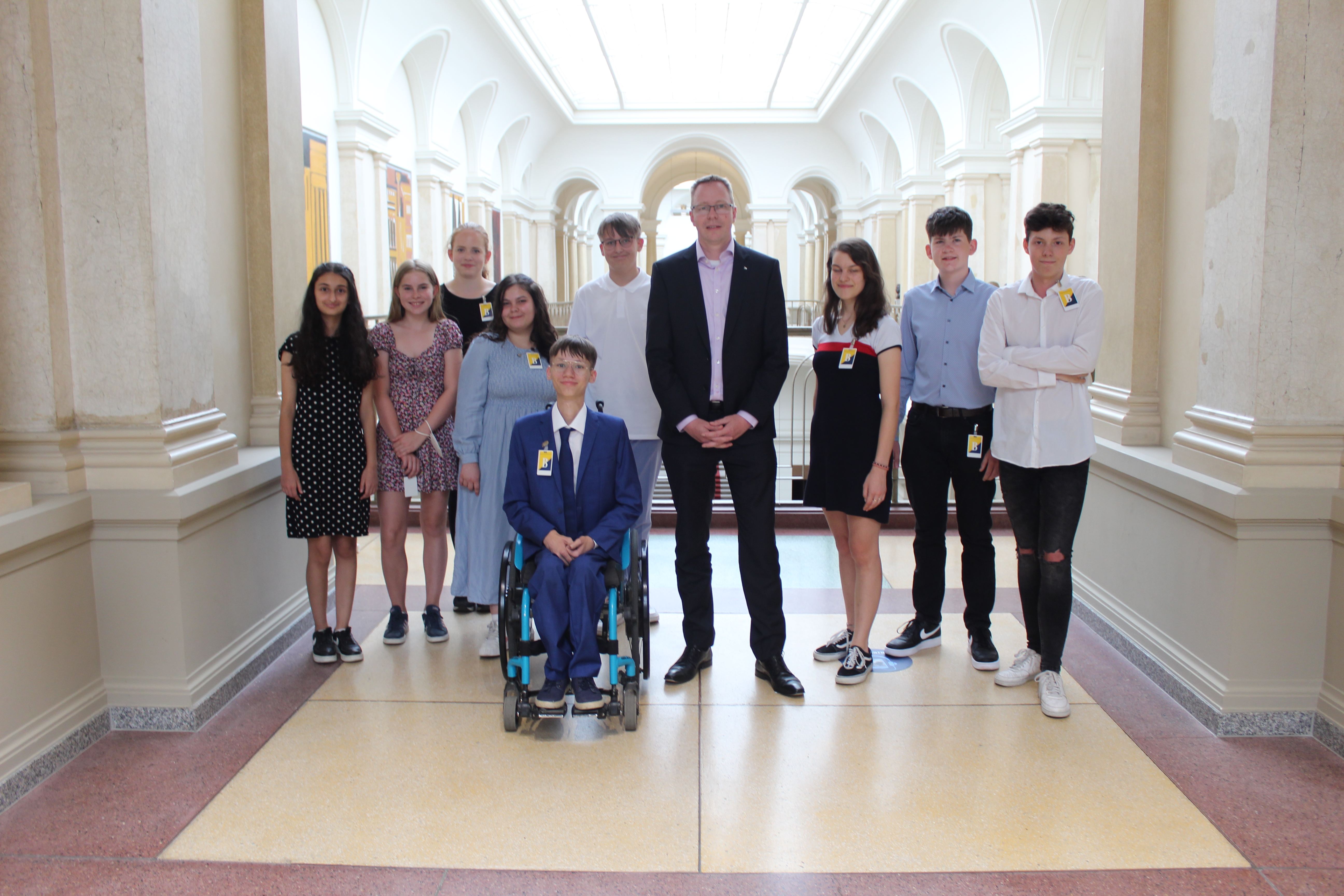 Der Präsident des Abgeordnetenhauses Dennis Buchner mit den Finalistinnen und Finalisten des Wettbewerbs 'Klassensprecher*innen des Jahres'.