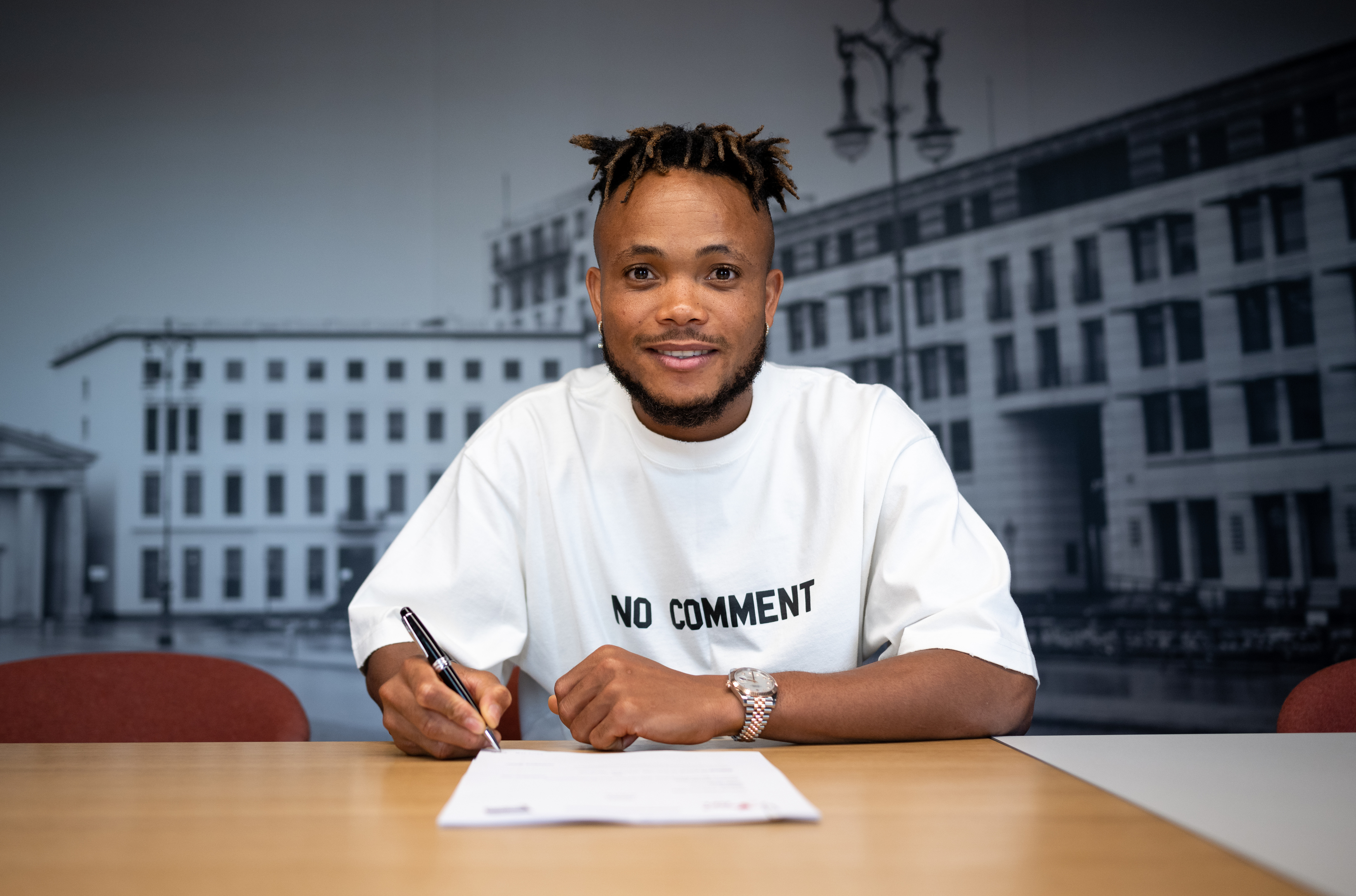 Chidera Ejuke signs his contract at Hertha BSC.