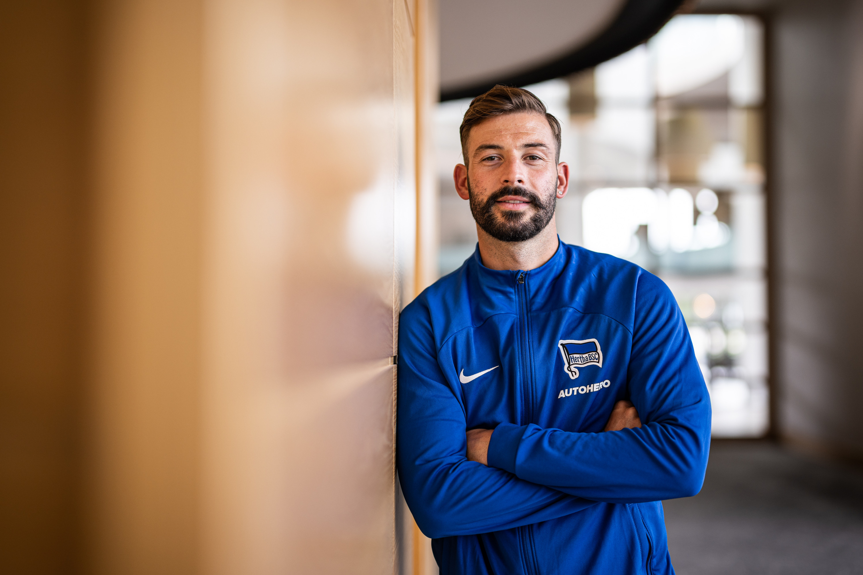 Marvin Plattenhardt lehnt an einer Wand im Teamhotel in England.