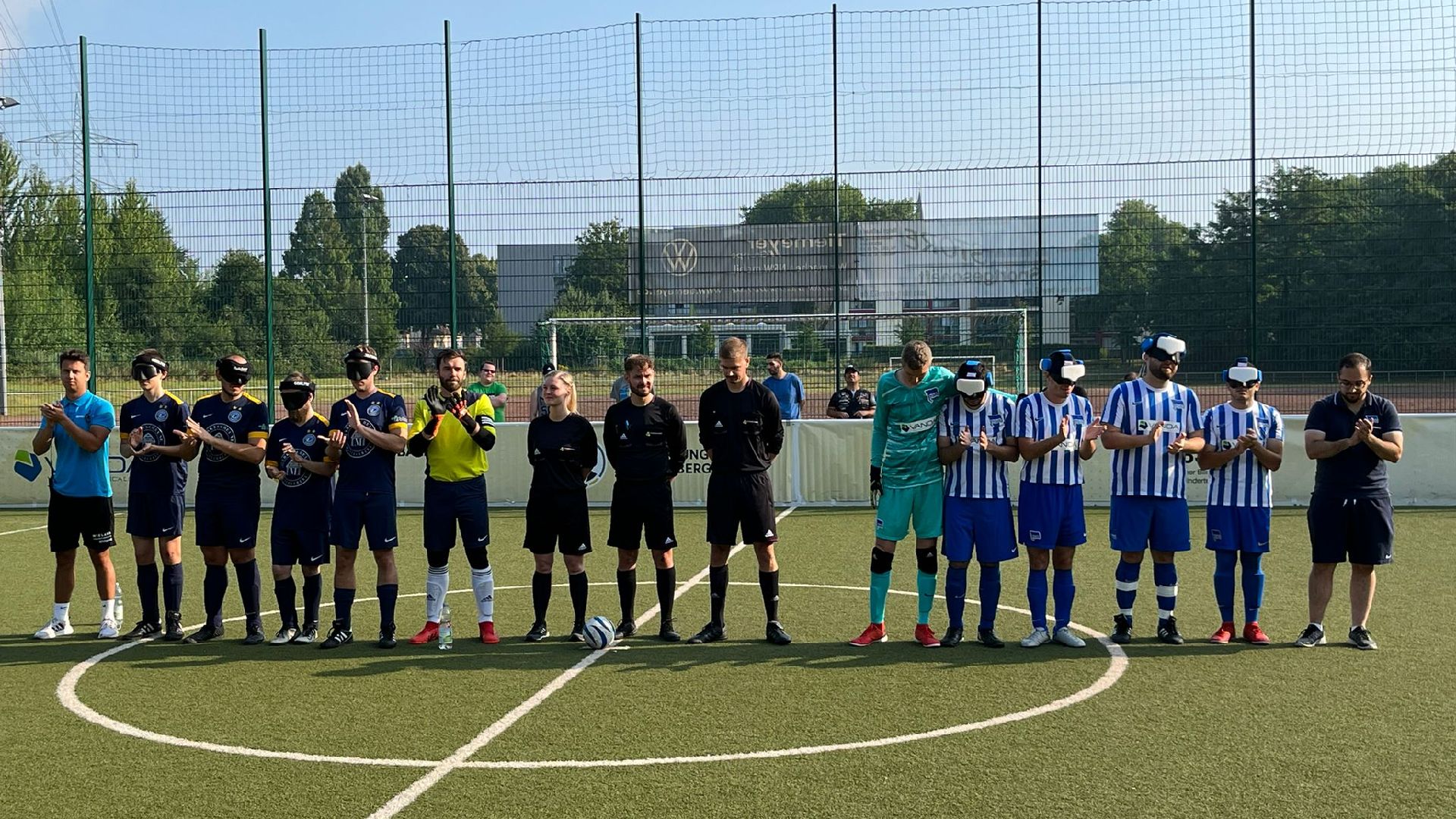Unsere Blindenfußballer vor der Partie gegen Marburg.