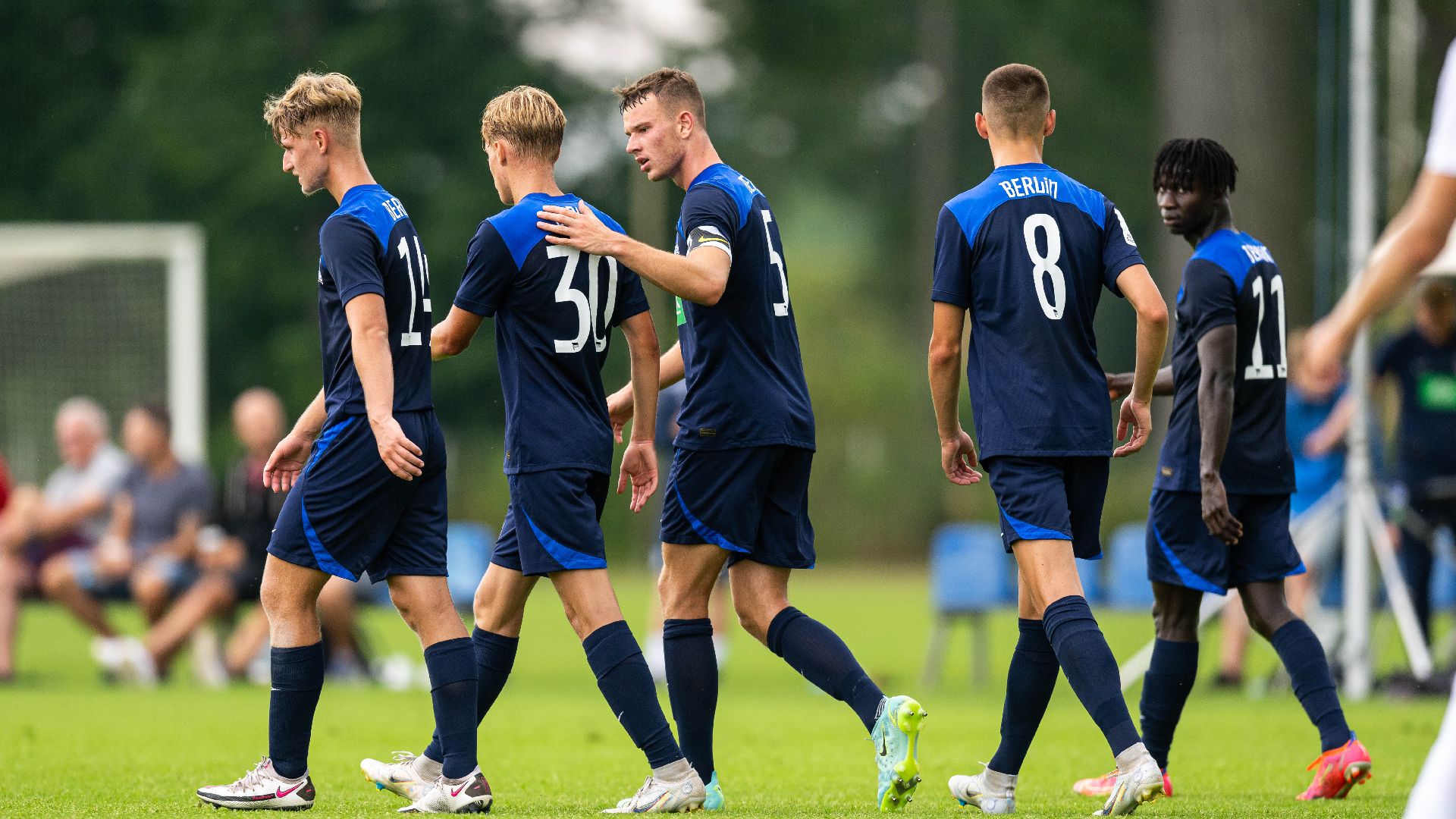 Unsere U19-Spieler bejubeln den 1:0-Treffer durch Ibrahim Maza gegen Lech Posen.