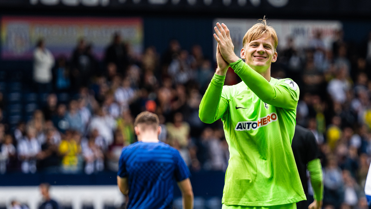 Oliver Christensen klatscht unseren Fans zu.