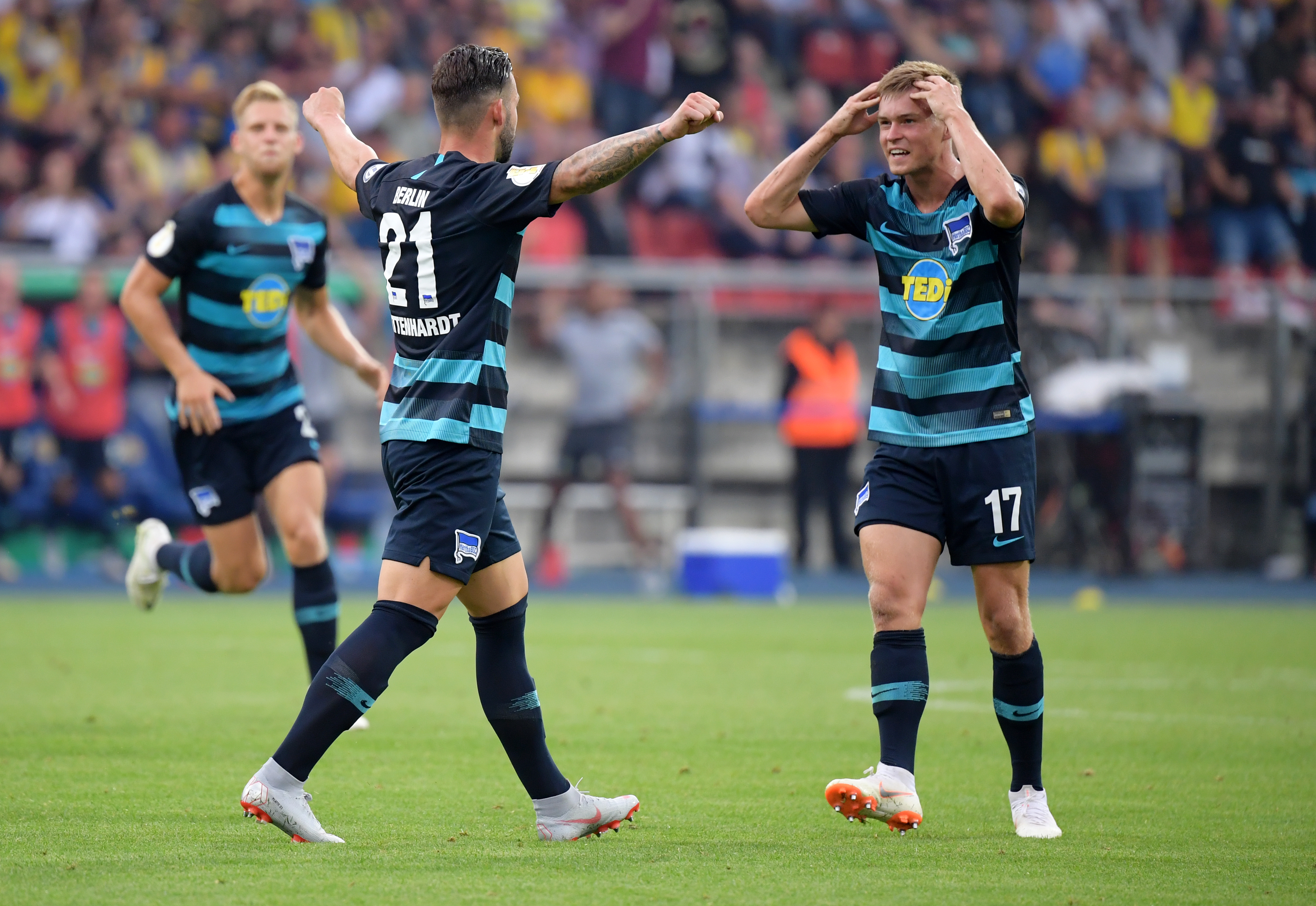Marvin Plattenhardt und Maxi Mittelstädt bejubeln unser Führungstor in Braunschweig im Jahr 2018.