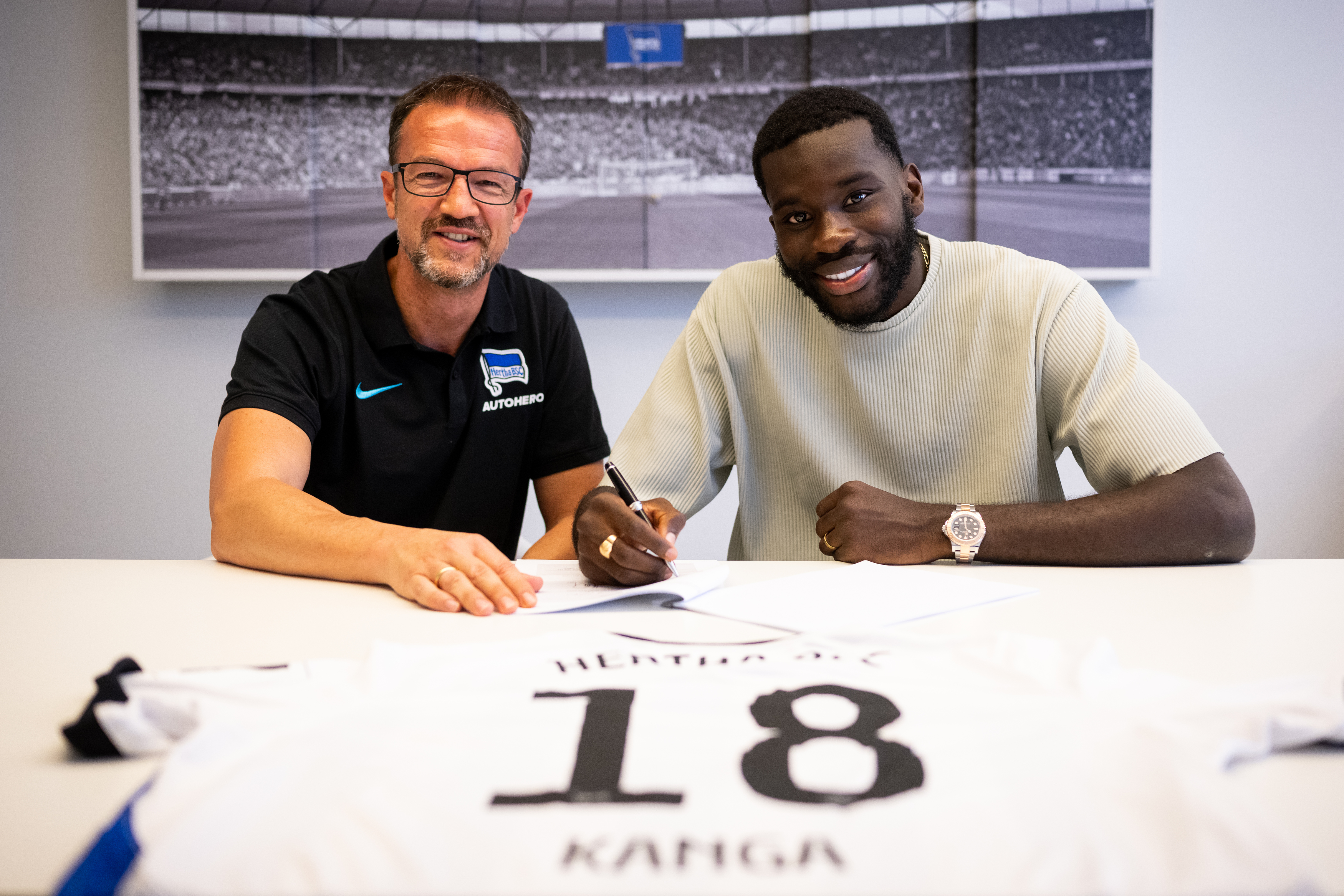 Fredi Bobic and Wilfried Kanga at the contract signing.