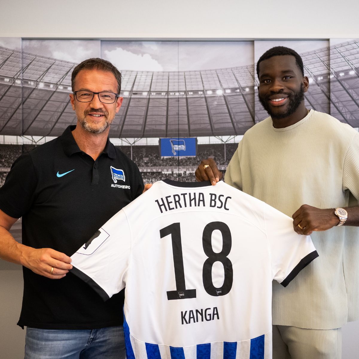 Wilfried Kanga shows off his new work uniform with Fredi Bobic.