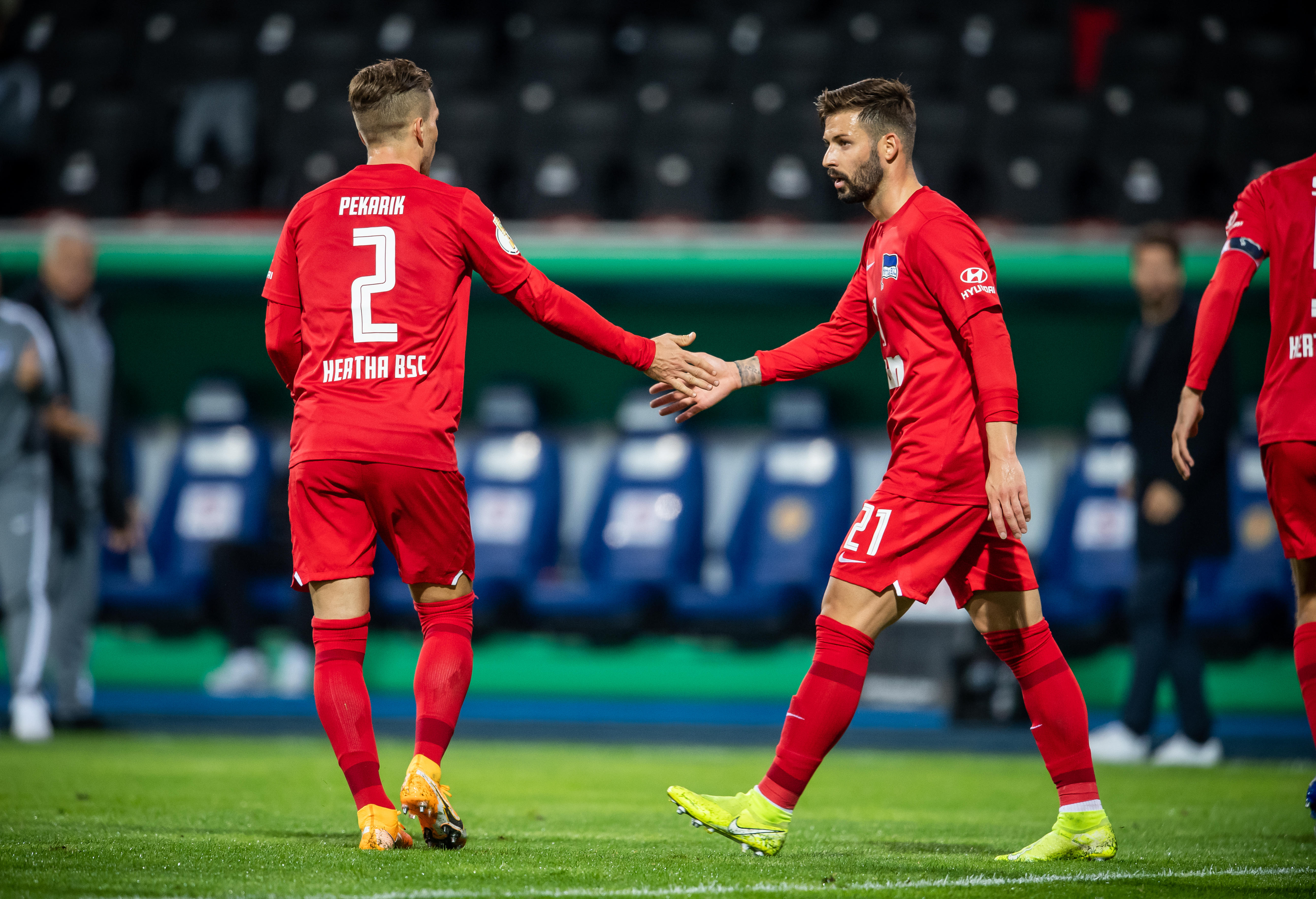 Marvin Plattenhardt (li.) und Peter Pekarík klatschen beim DFB-Pokalspiel in Braunschweig ab.