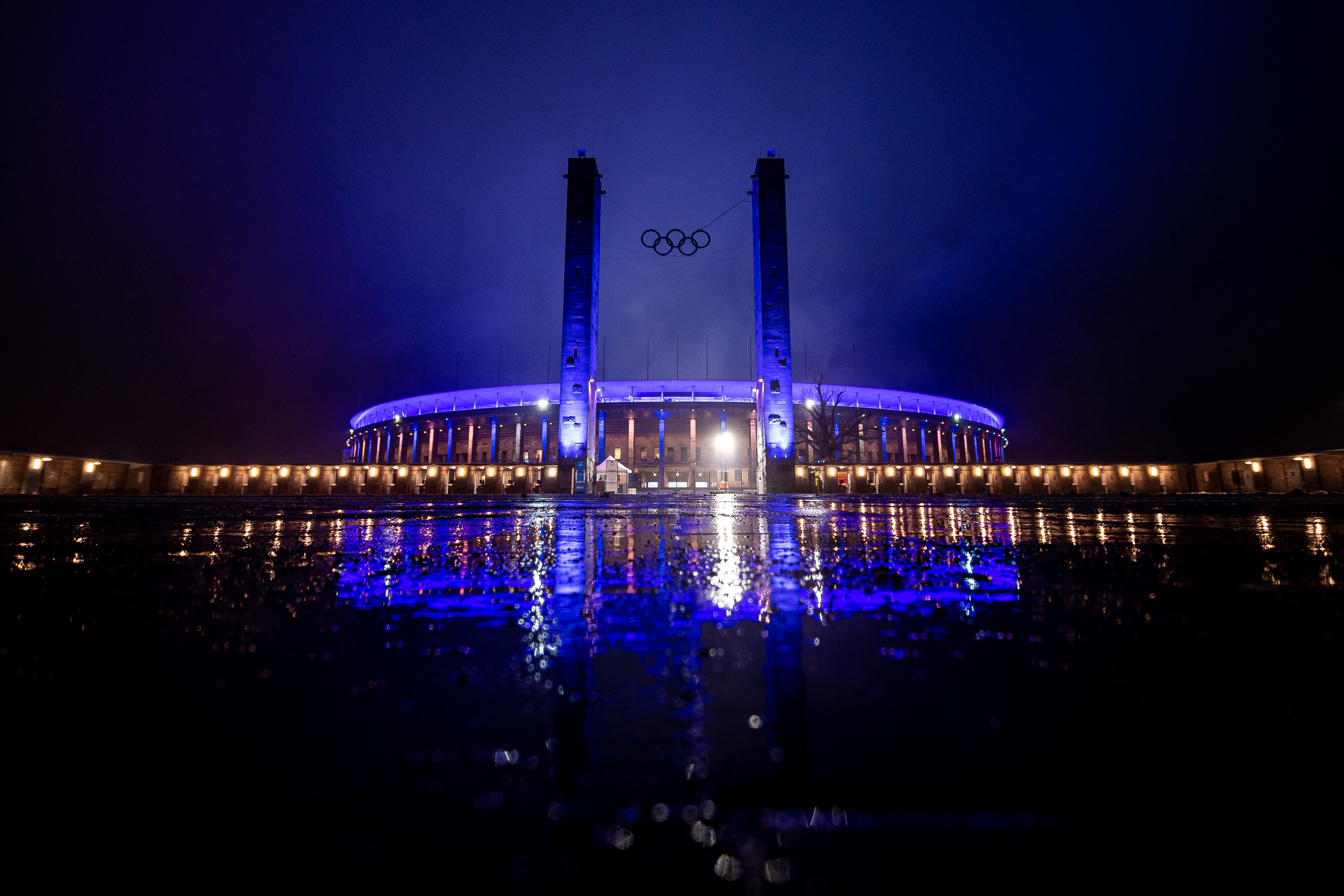 Olympiastadion beleuchtet in der Dunkelheit