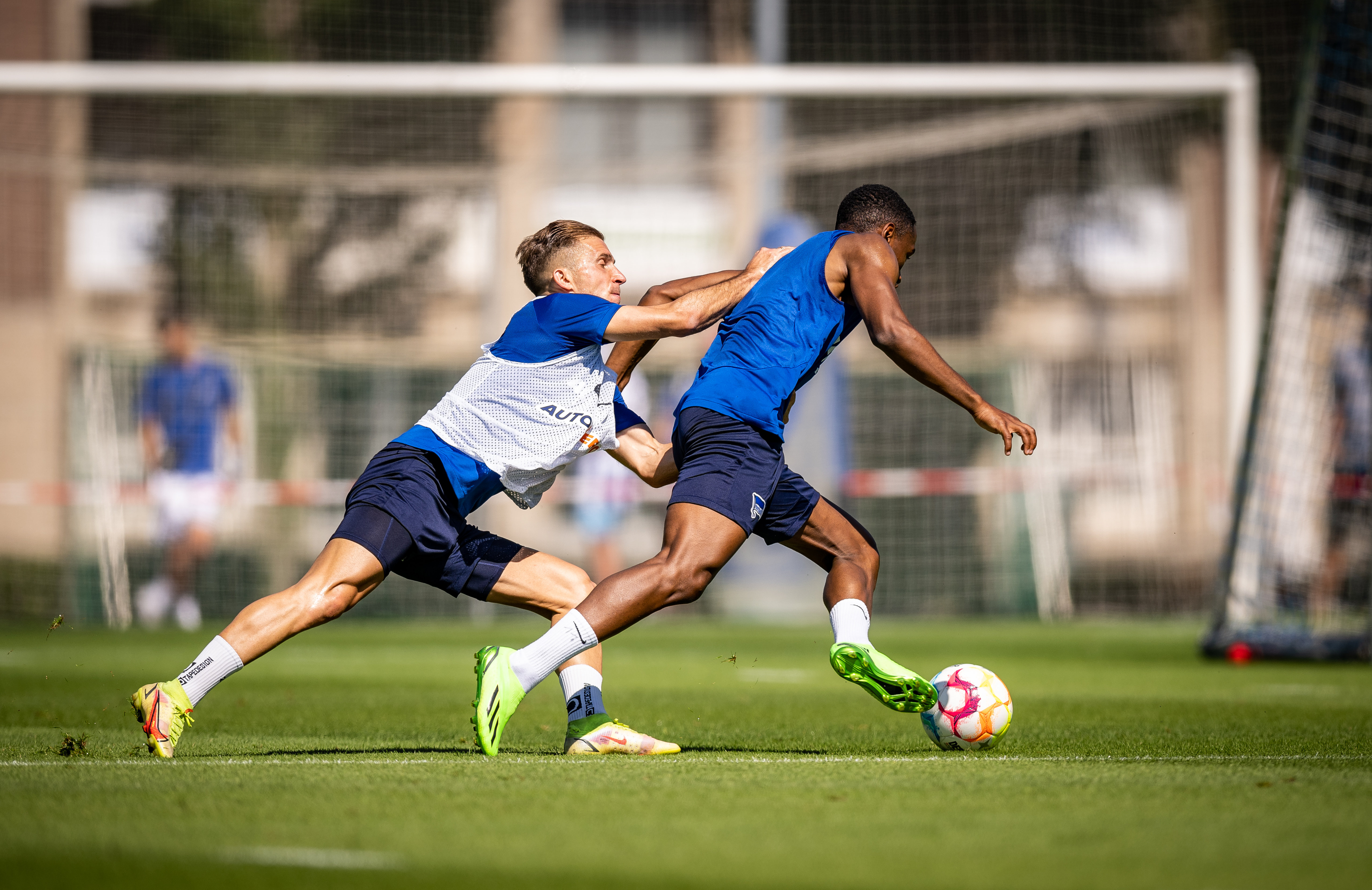 Peter Pekarík in action with Myziane Maolida.