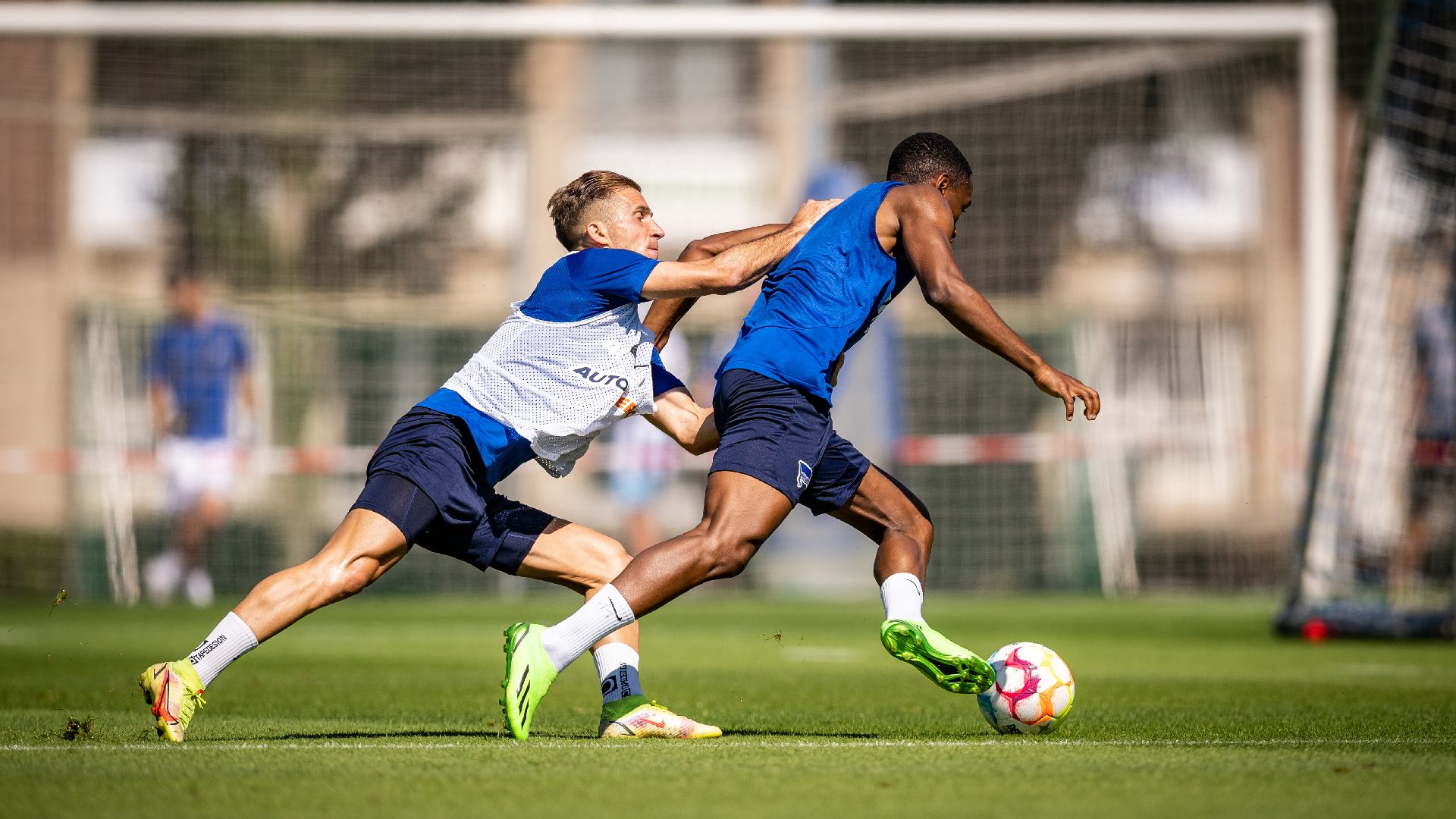 Peter Pekarík in action with Myziane Maolida.