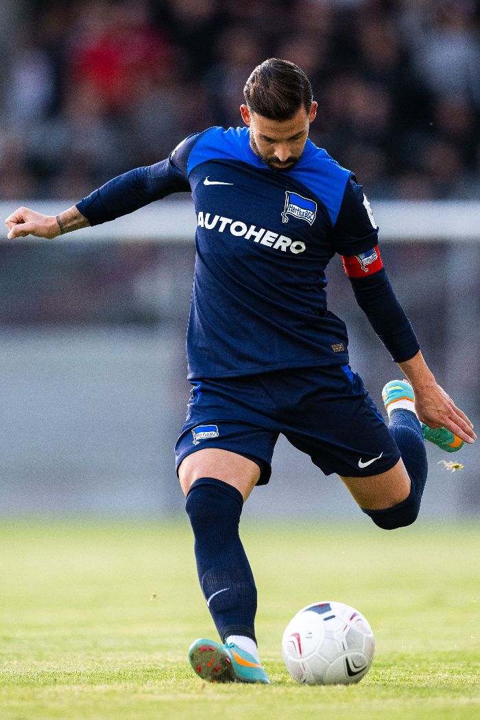 Marvin Plattenhardt crosses a ball.