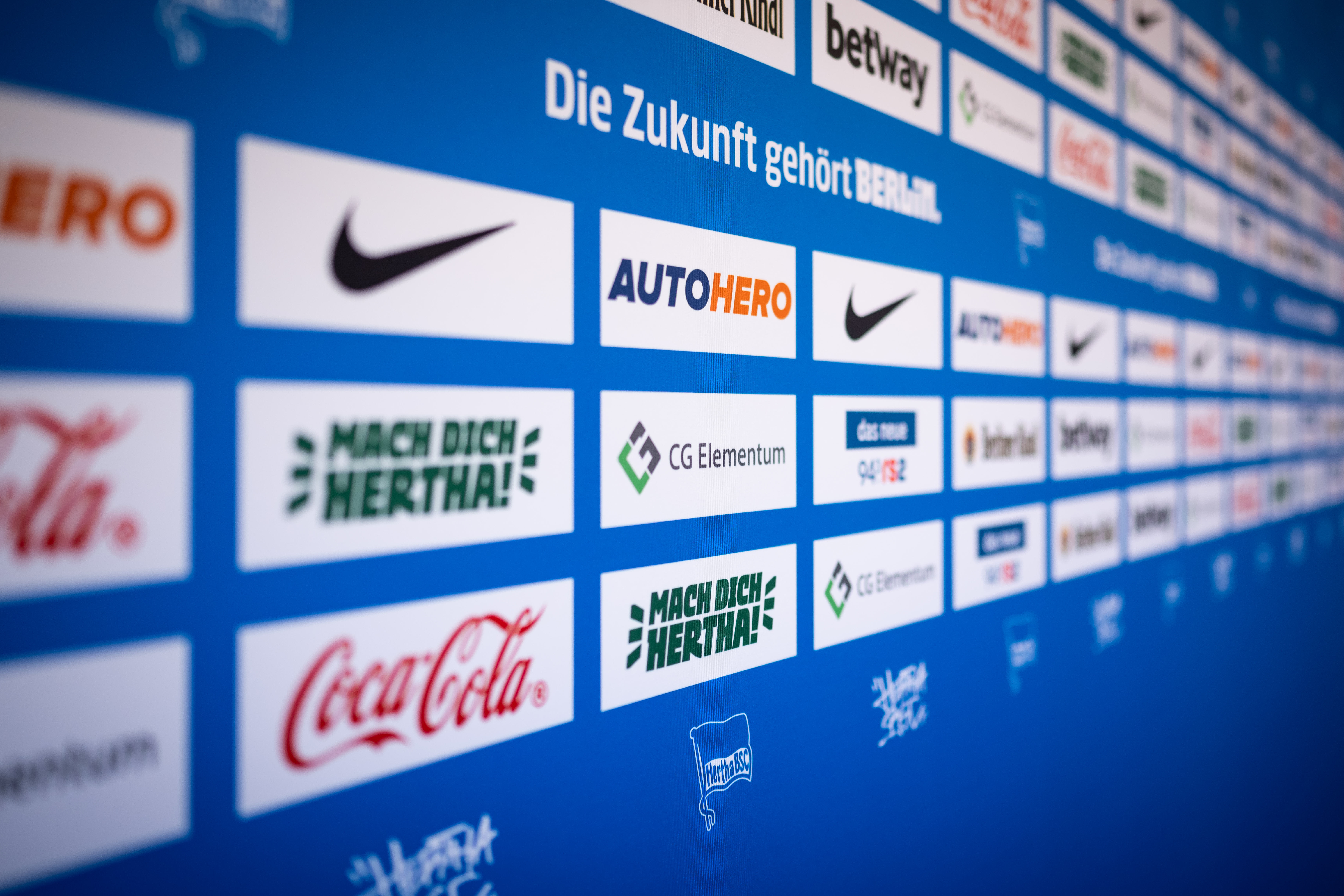 Partner-Rückwand im Medienraum von Hertha BSC.