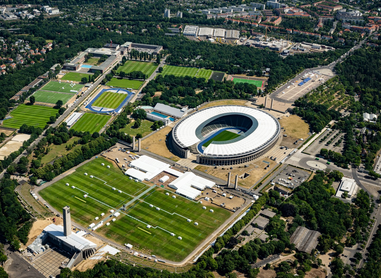 Blick auf das Olympiastadion aus der Luft.