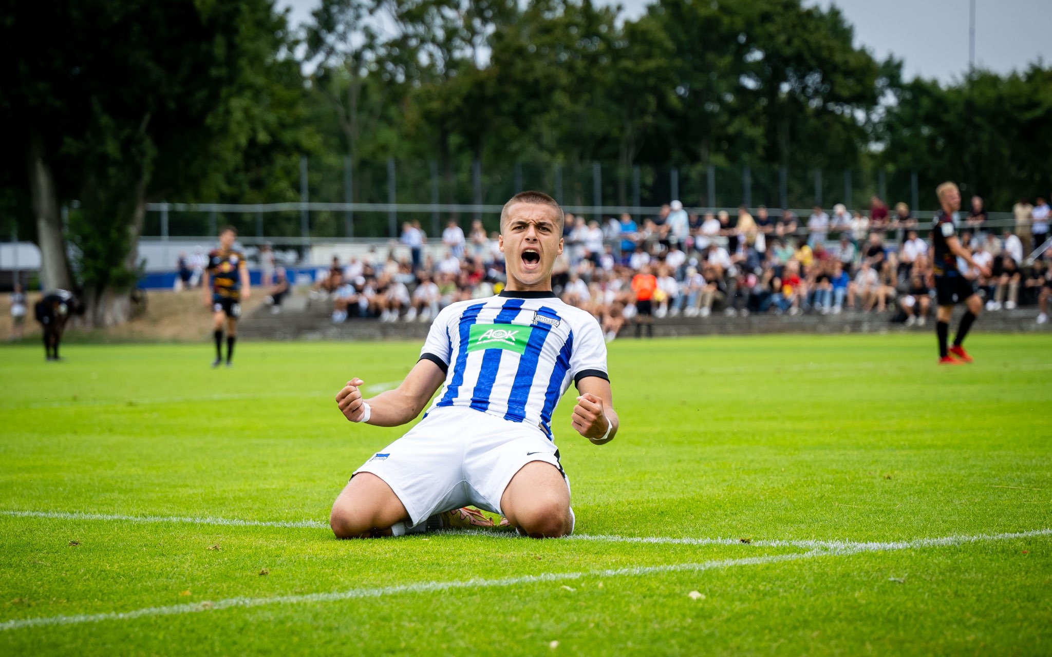 Leander Popp bejubelt seinen Treffer zum 1:0 gegen Leipzig.