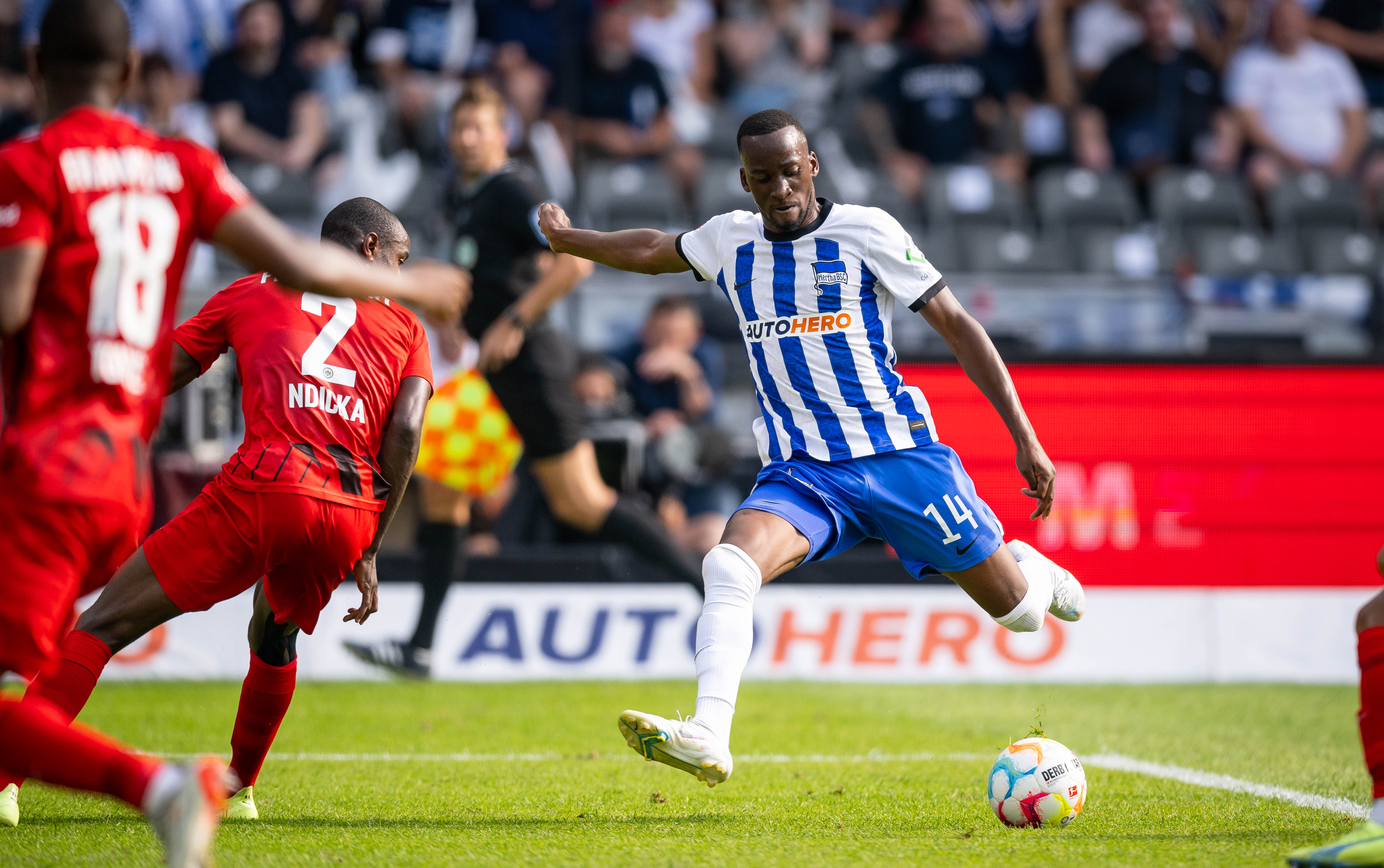 Dodi Lukébakio kommt gegen Eintracht Frankfurt zum Abschluss.