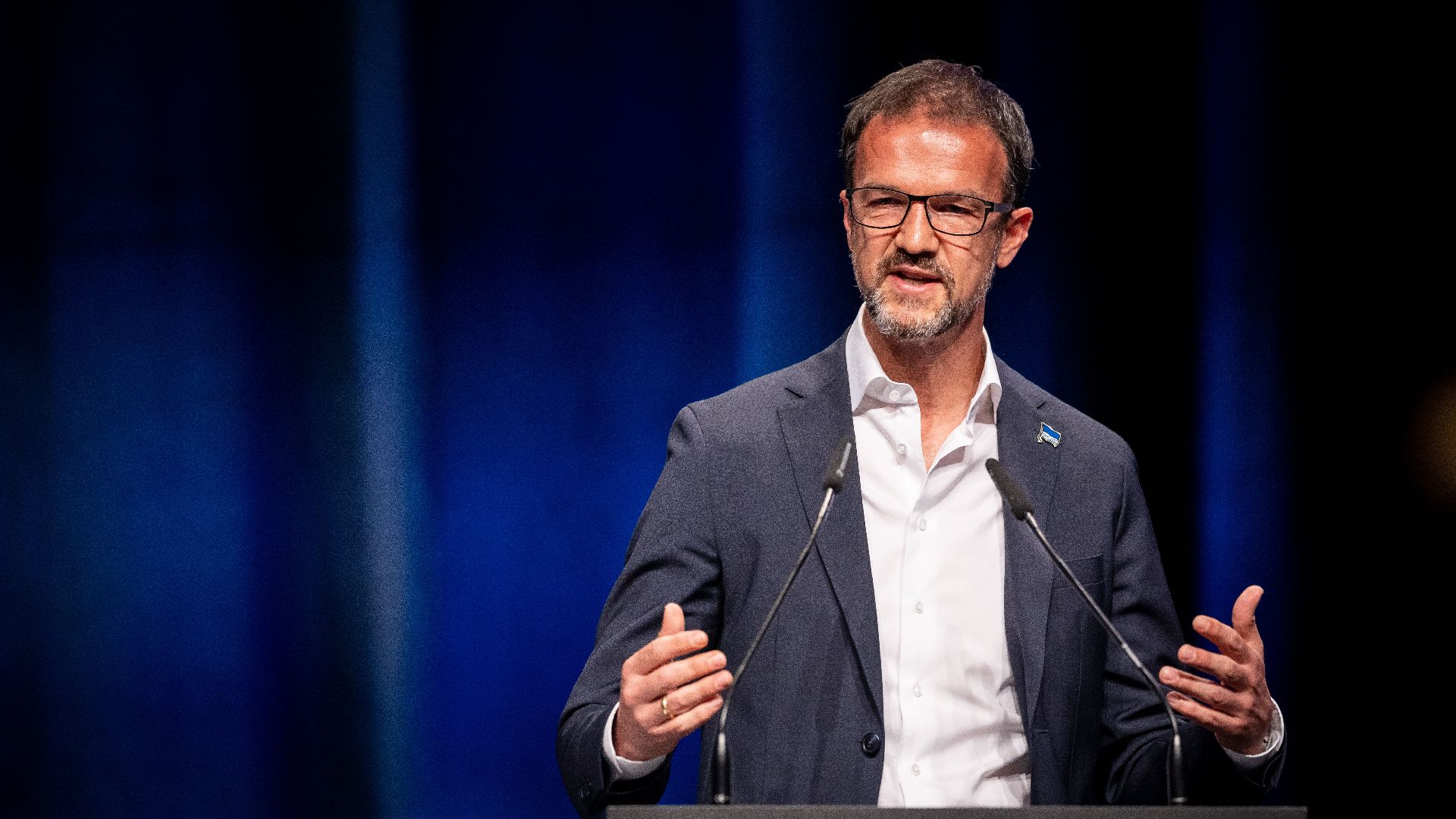 Fredi Bobic spricht auf der Mitgliederversammlung.