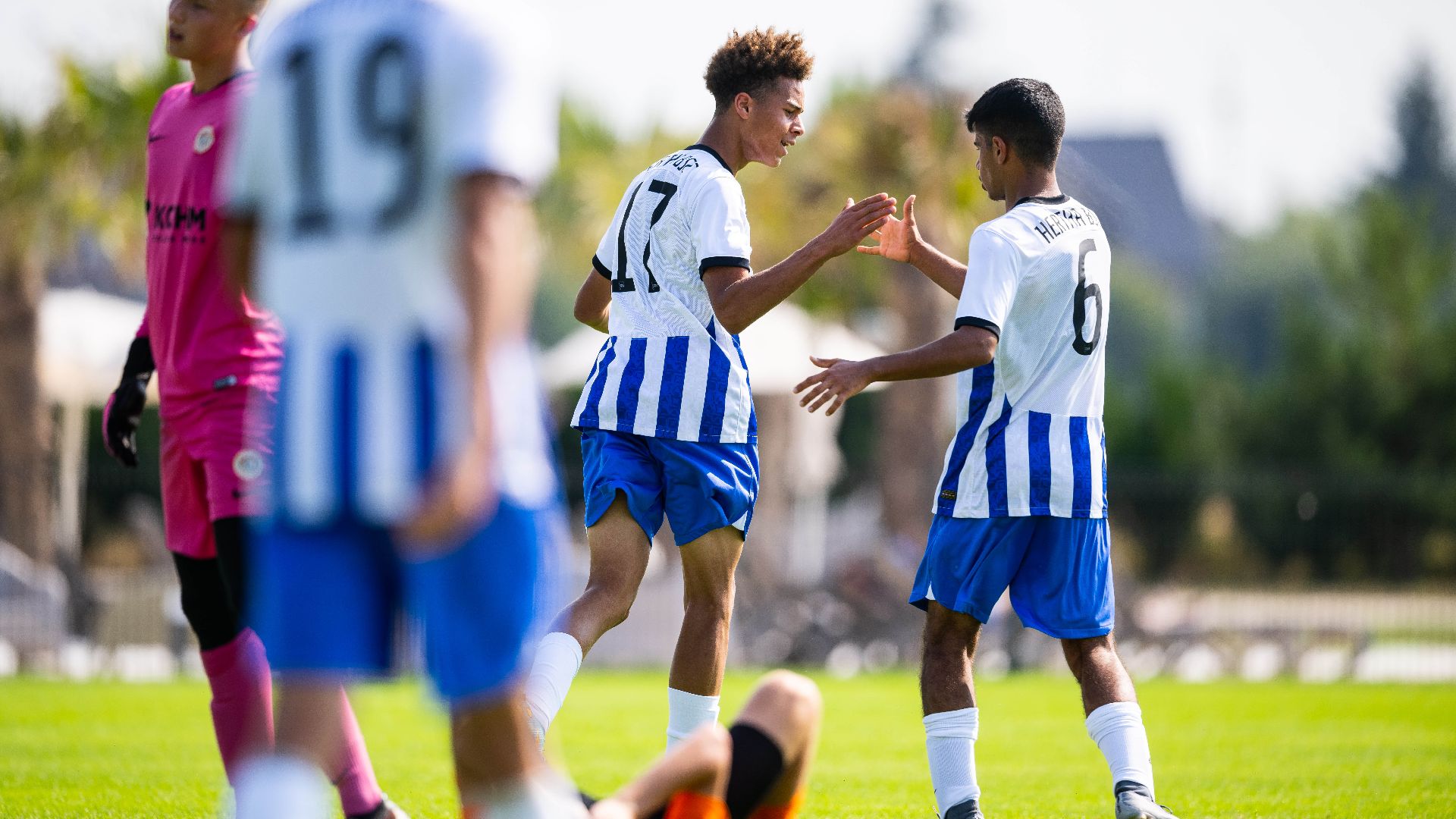 Unsere U16-Spieler klatschen nach einem Treffer ab.