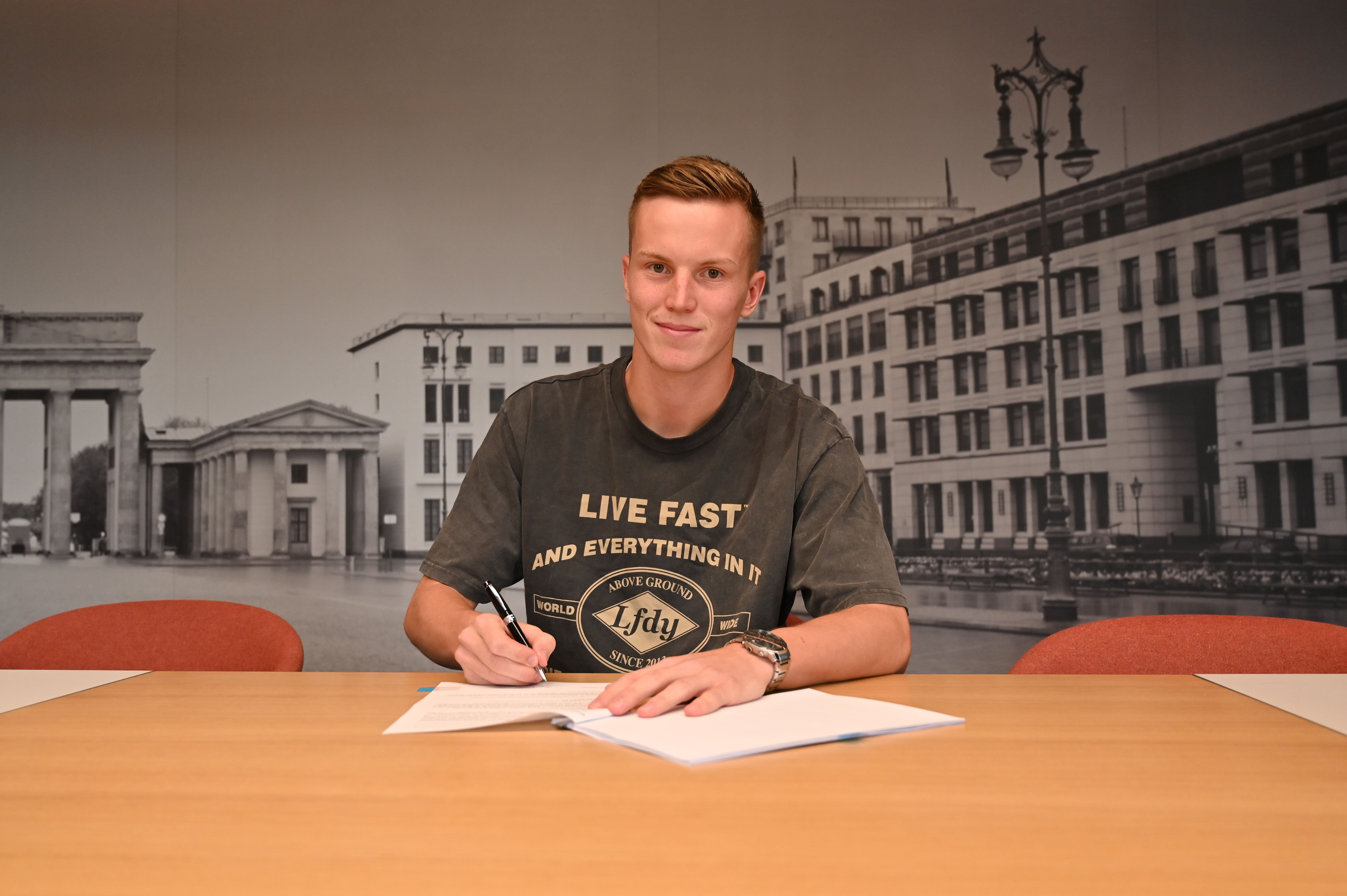 Luca Wollschläger signs his contract