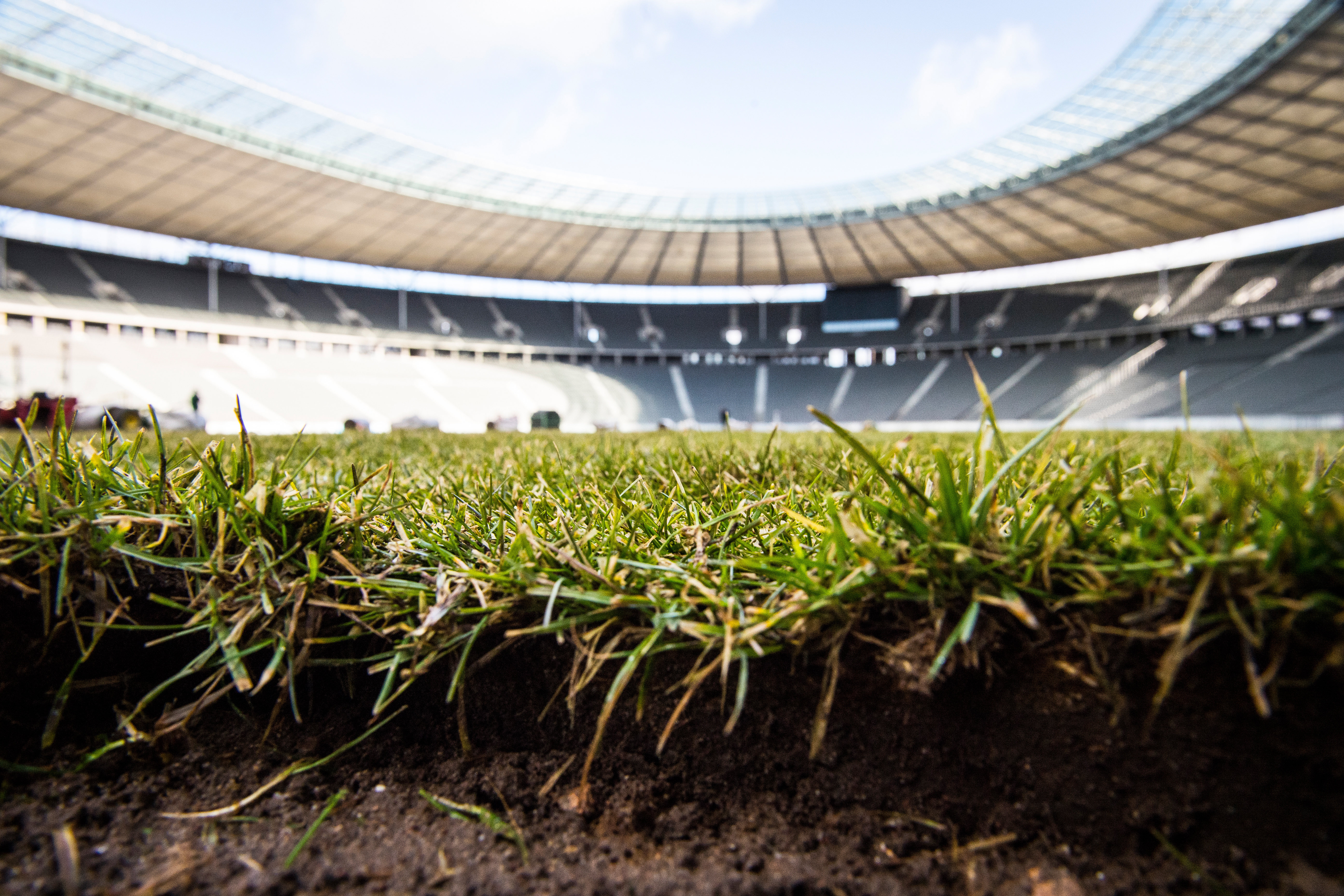 Der Innenraum des Olympiastadions aus der Froschperspektive.