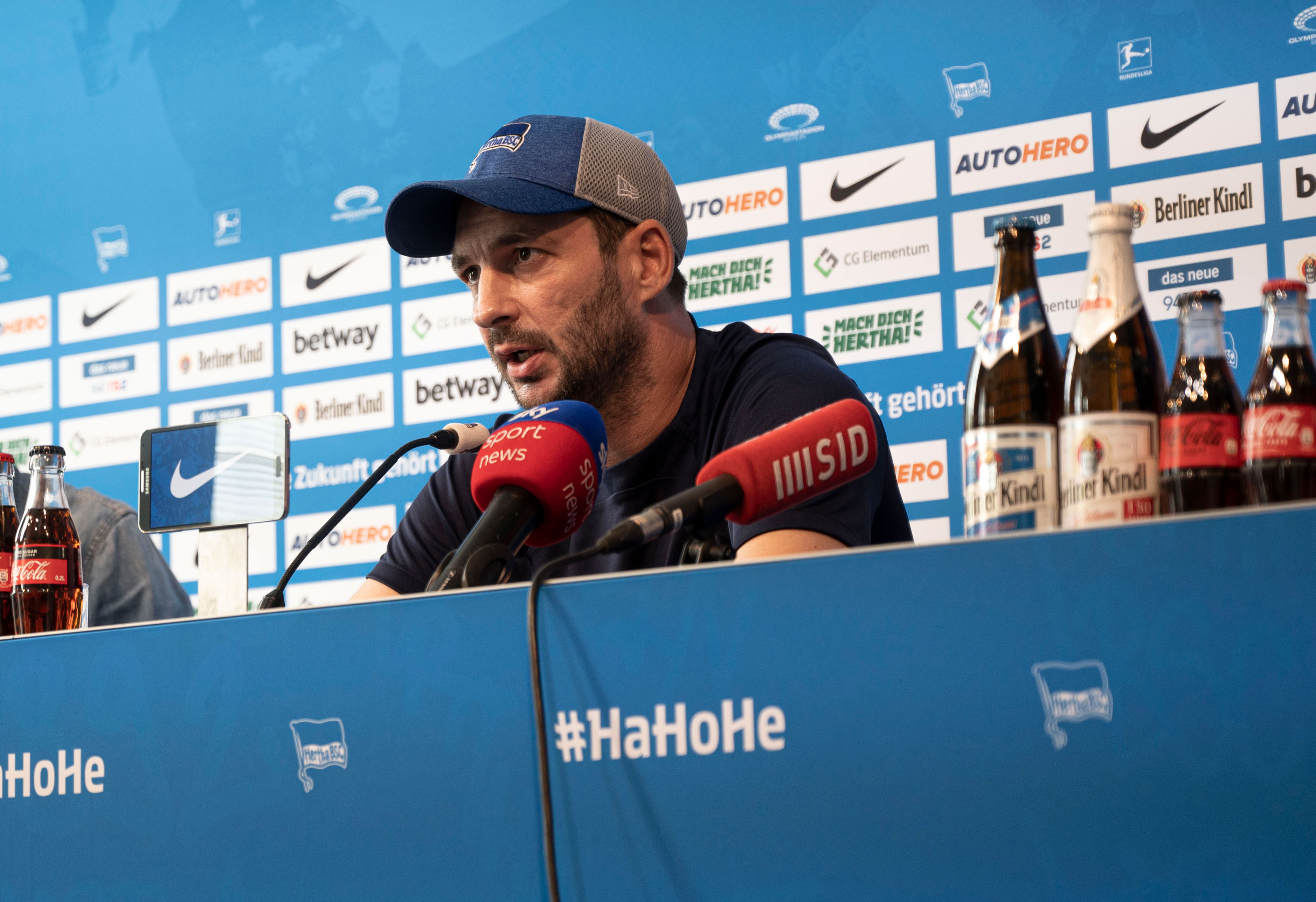 Sandro Schwarz auf dem Podium im Medienraum.