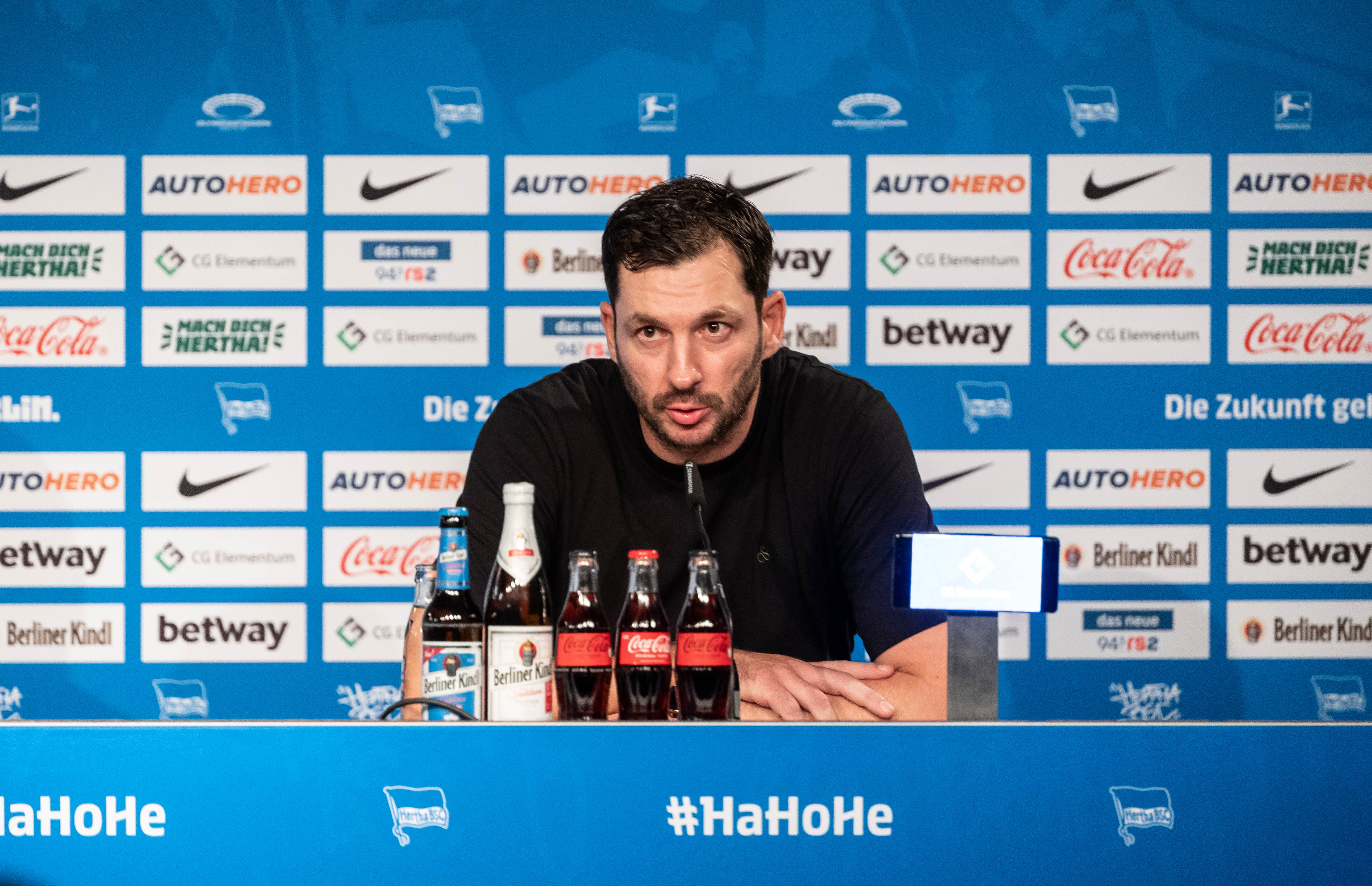 Sandro Schwarz auf dem Podium bei der Pressekonferenz nach dem Spiel gegen Dortmund.