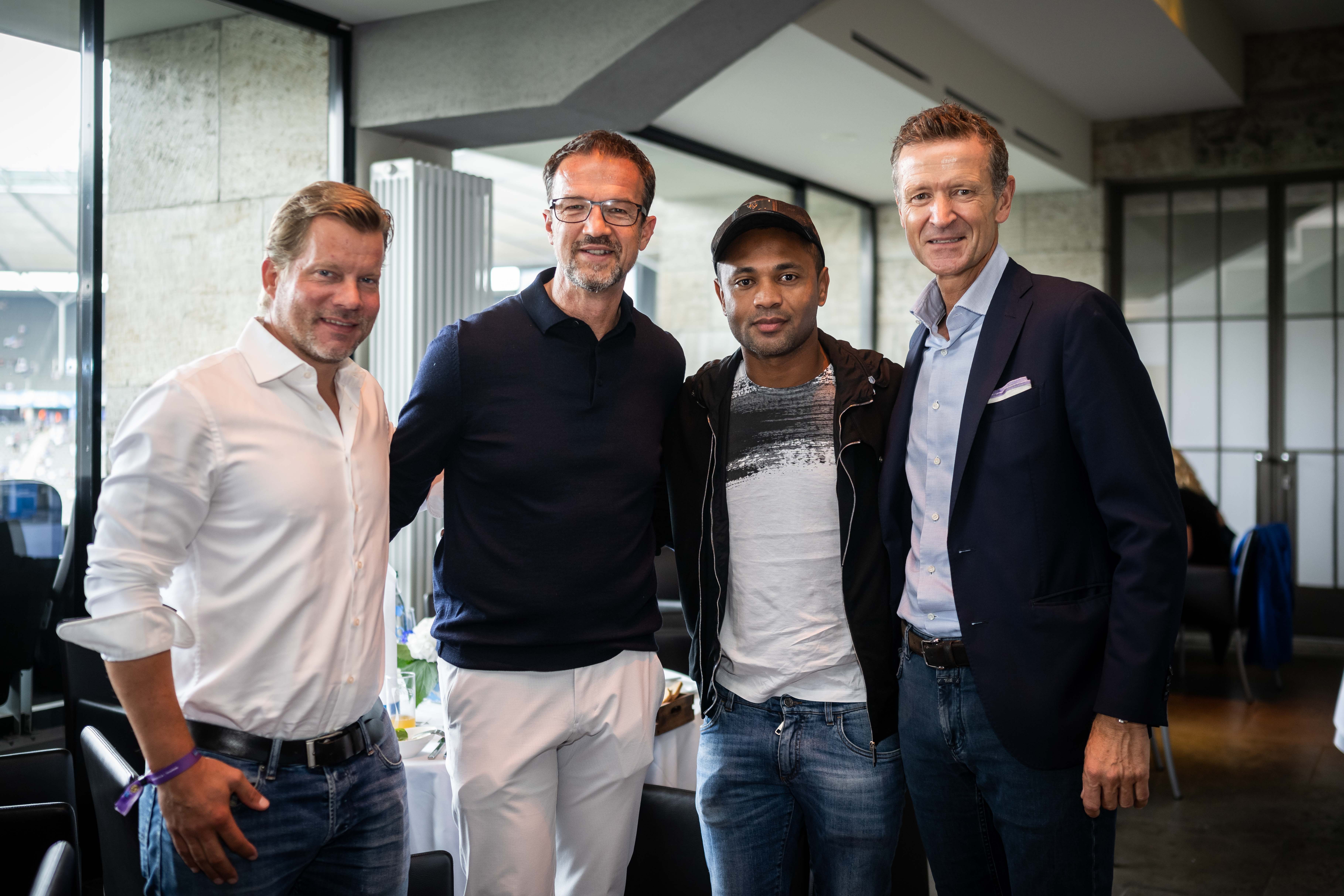 Raffael posiert bei seinem Besuch im Olympiastadion mit Fredi Bobic und Tom Herrich.