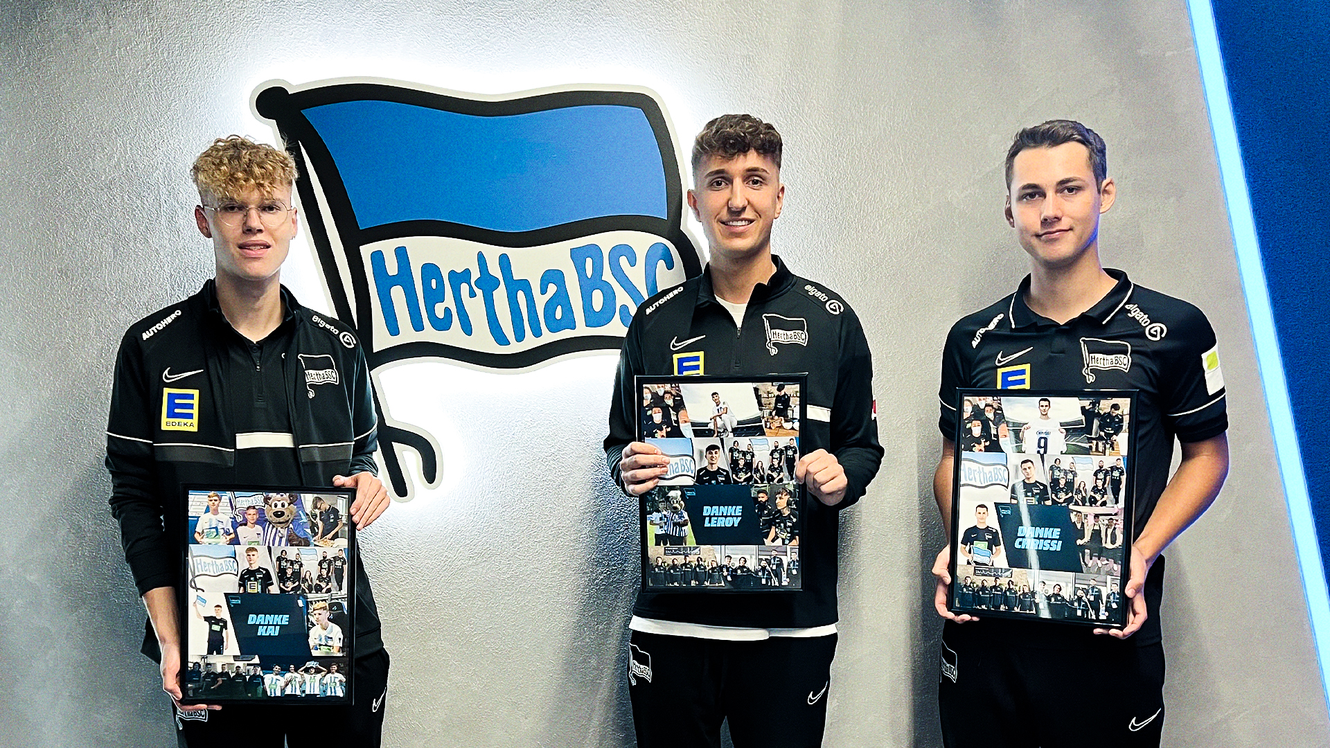 Kai Bayer, Leroy Richter und Christoph Strietzel posieren zum Abschied vor der Hertha-Fahne.