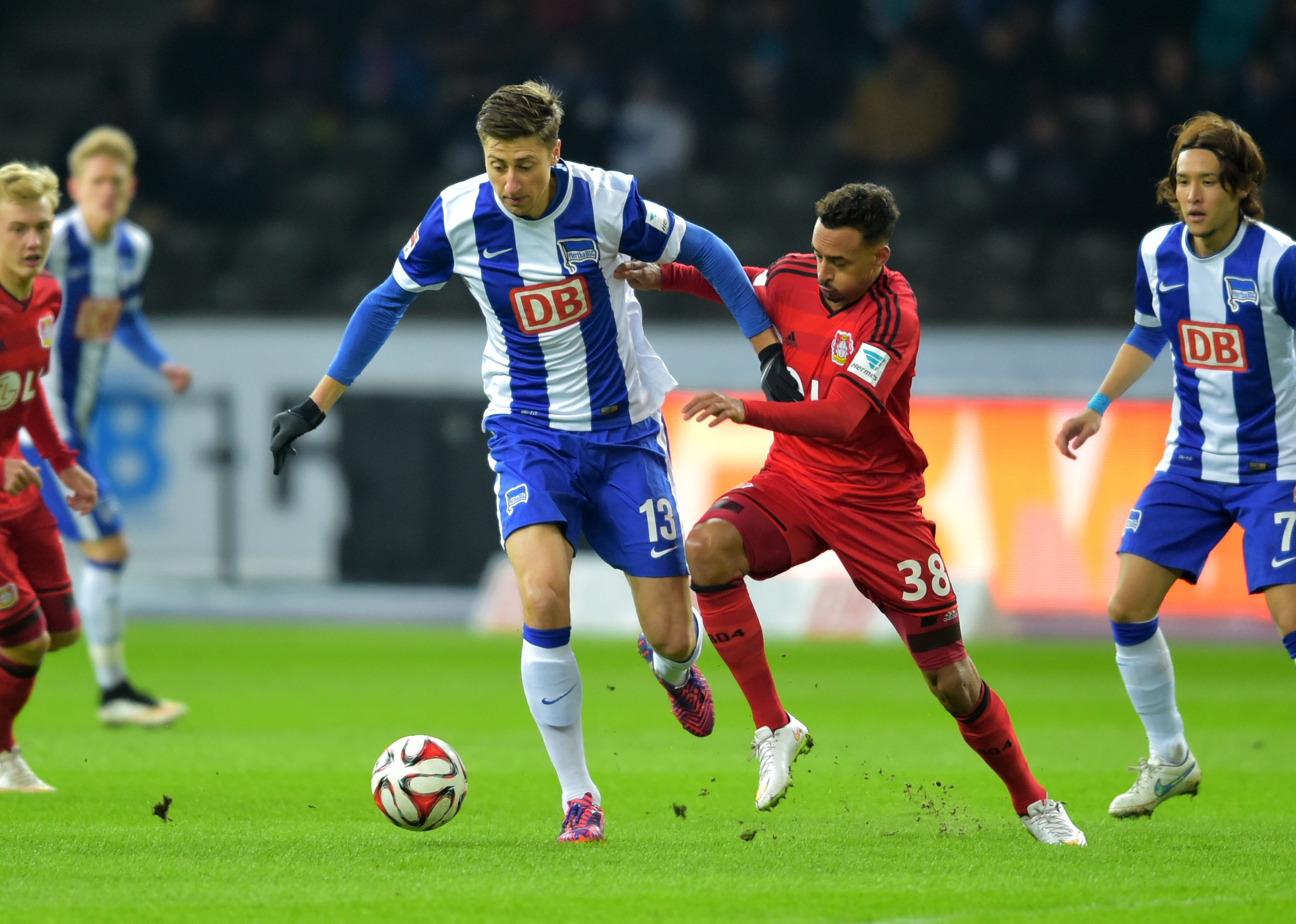 Jens Hegeler treibt den Ball im Duell mit einem Leverkusener nach vorne.