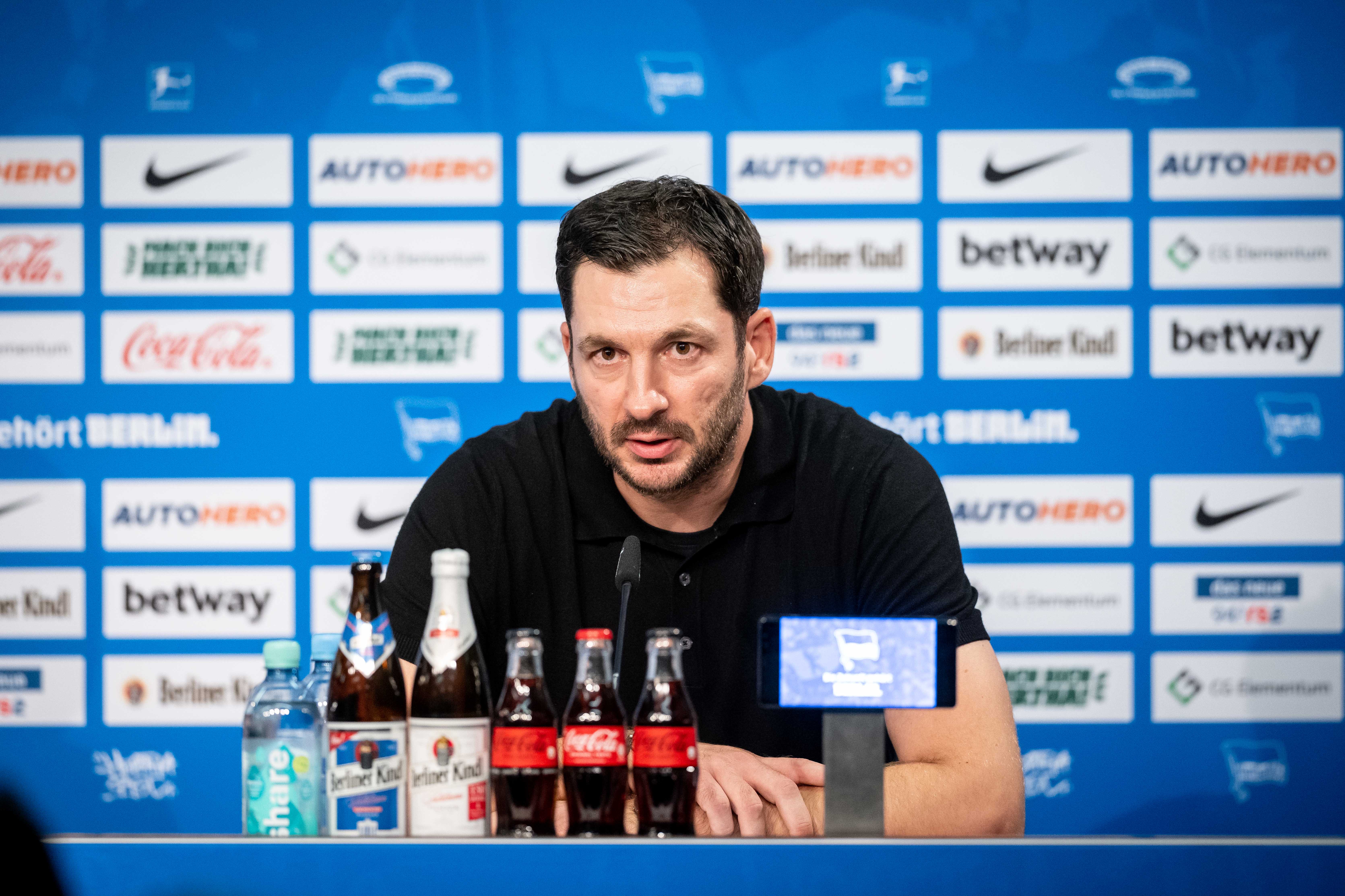Sandro Schwarz spricht auf der Pressekonferenz nach dem Heimspiel gegen Leverkusen