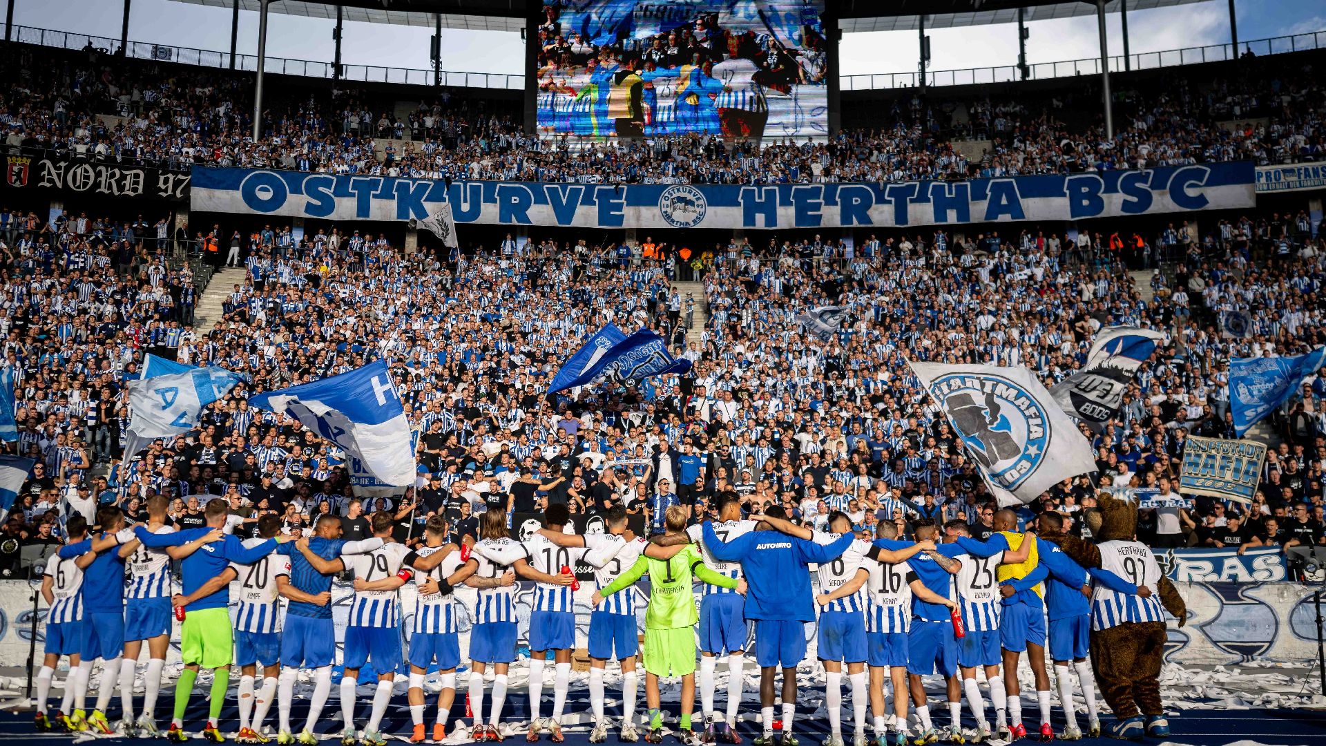 Unsere Mannschaft bedankt sich in der Ostkurve für den Support.