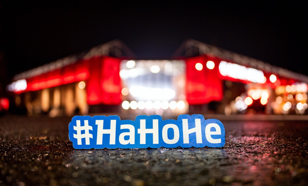 Die MEWA Arena im Abendlicht mit HaHoHe-Schild davor.