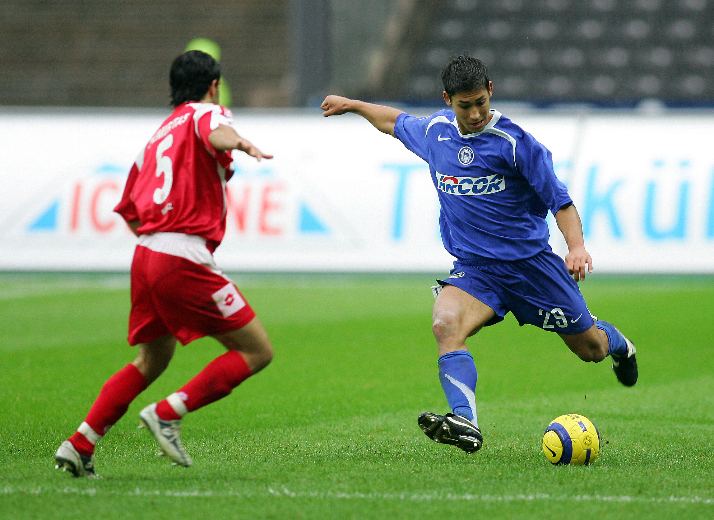 Malik Fathi führt den Ball gegen den Mainzer Christian Demirtas.