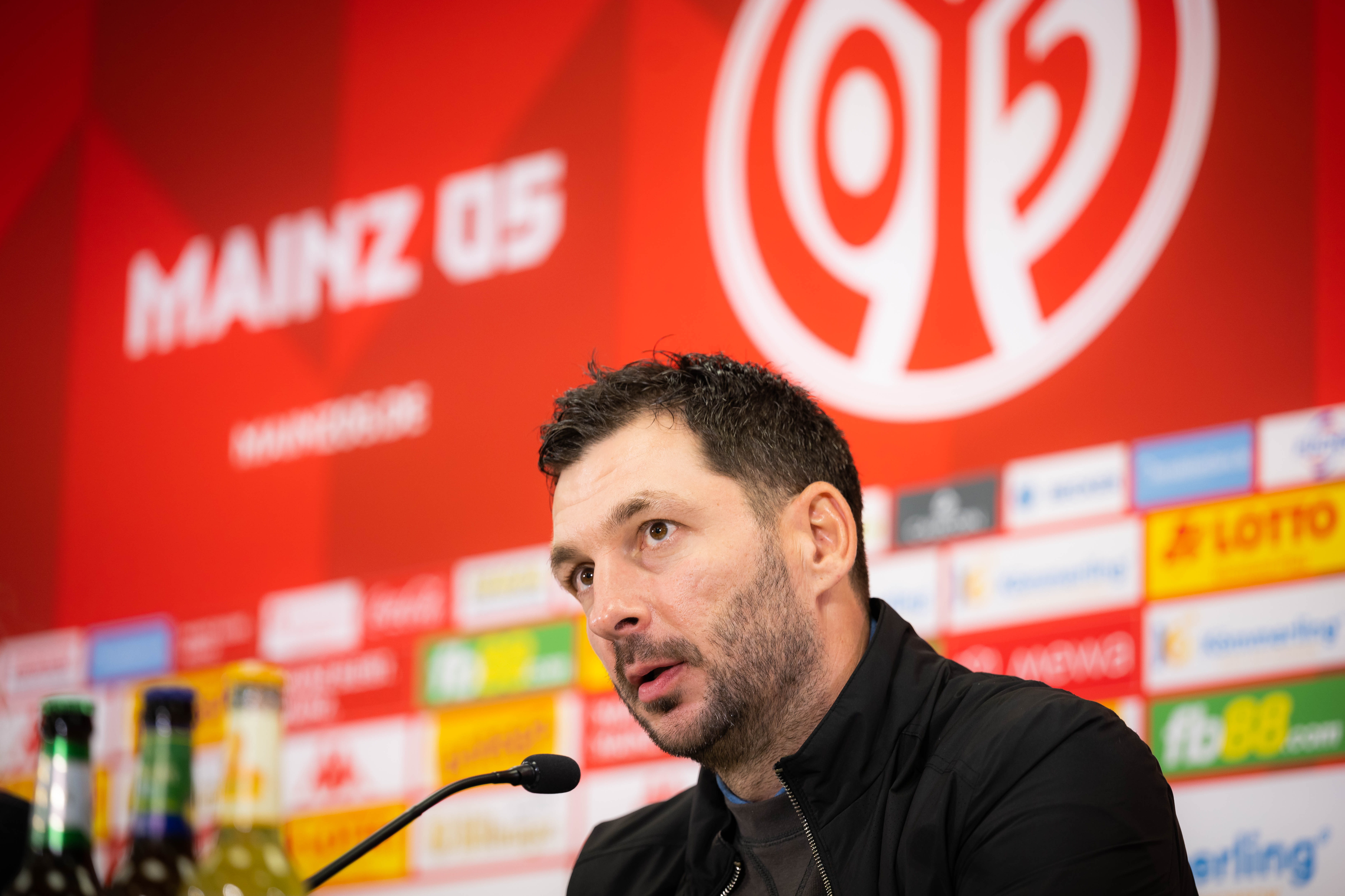 Sandro Schwarz spricht auf der Pressekonferenz nach dem Auswärtsspiel in Mainz.