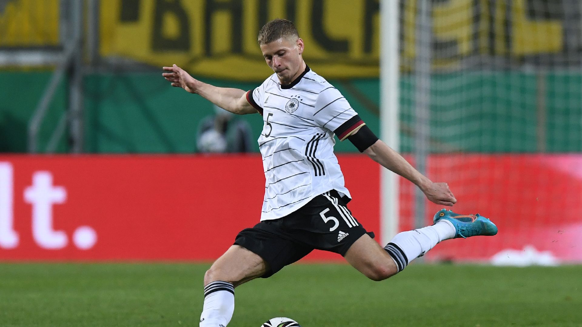 Márton Dárdai schlägt im DFB-Trikot den Ball lang.