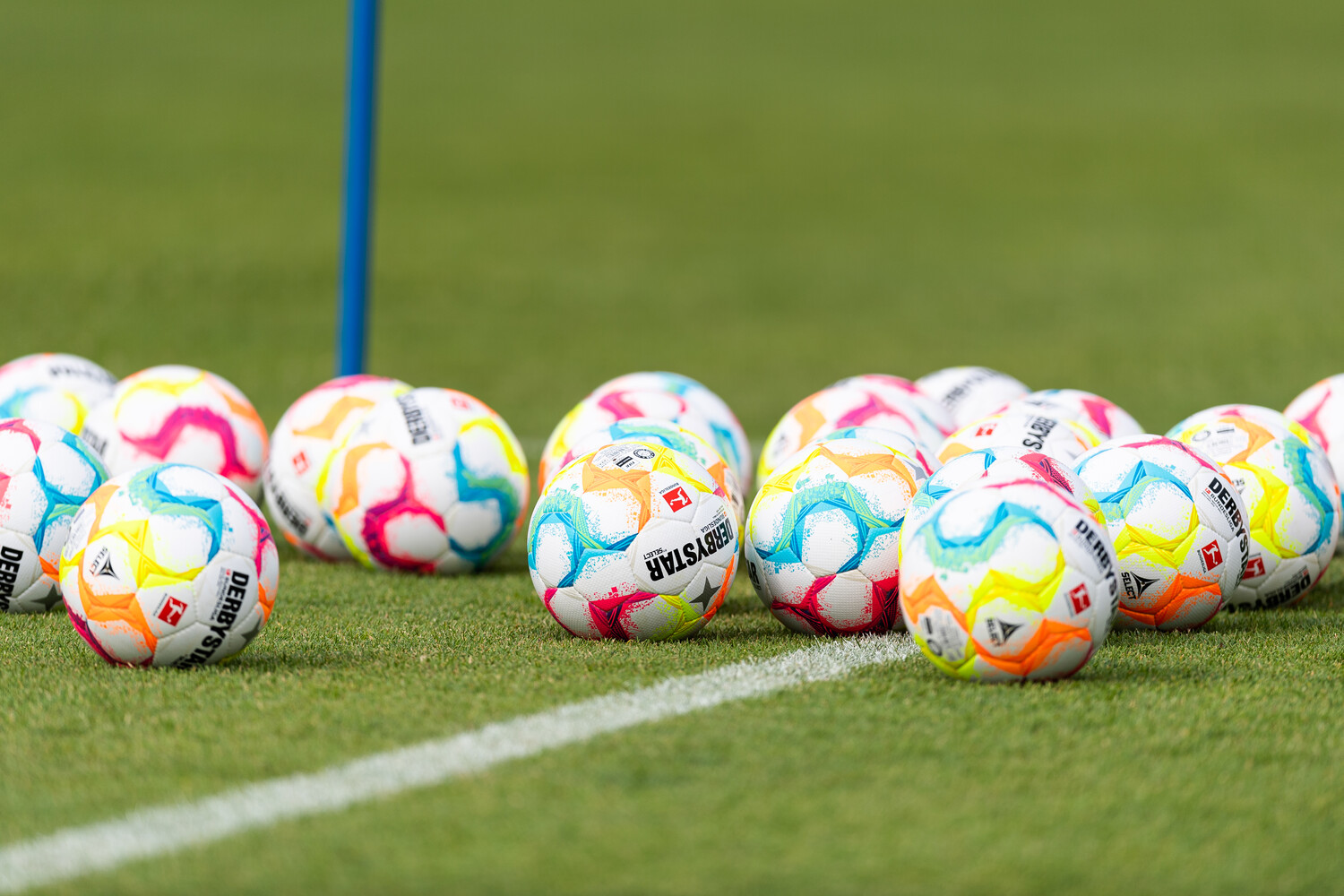 Der offizielle Bundesliga-Spielball der Saison 2022/23 liegt auf dem Rasen.