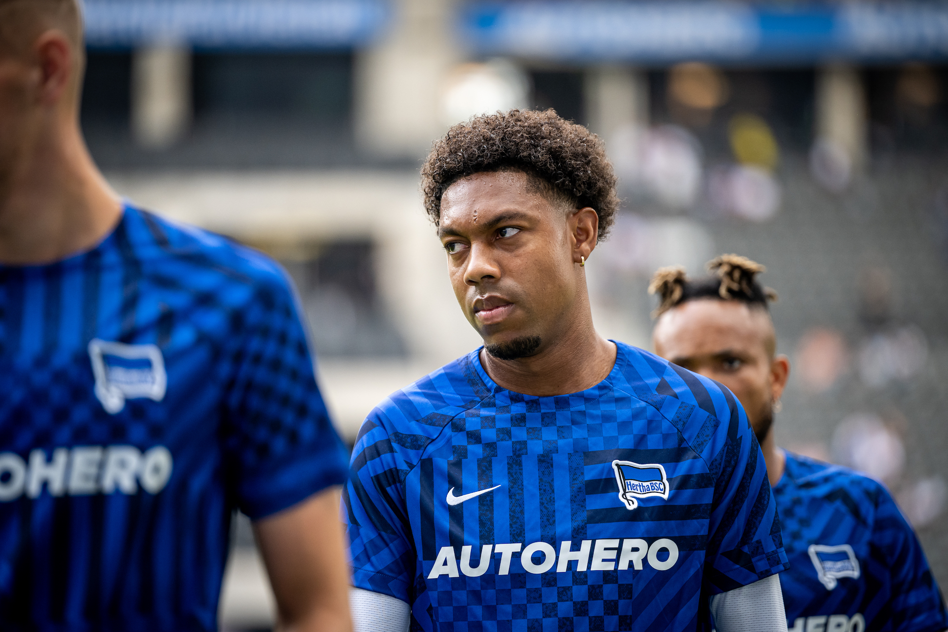 Jean-Paul Boëtius beim Warmup im Stadion.