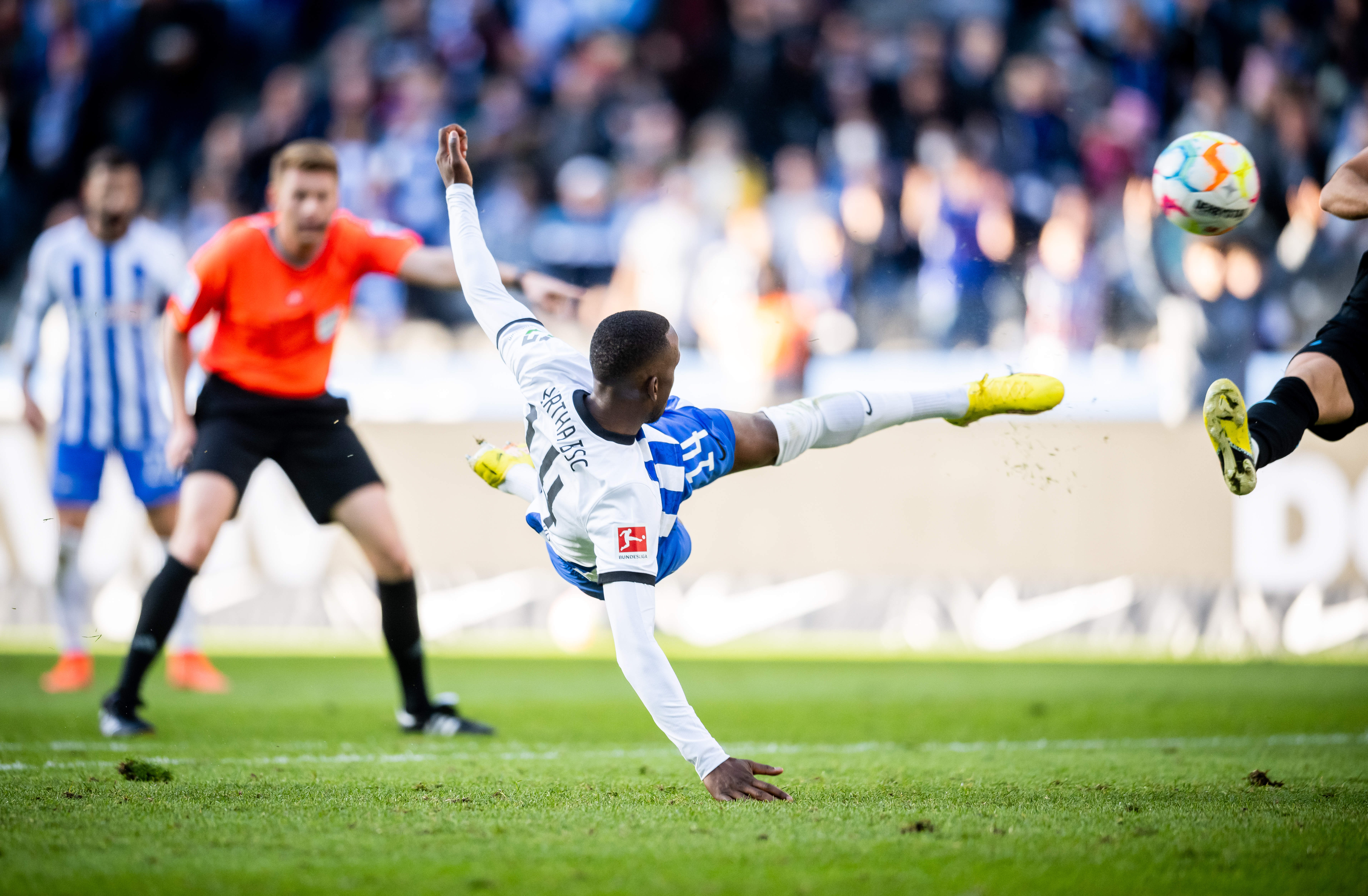 Dodi Lukébakio schießt den Ball per Seitfallzieher aufs Tor.