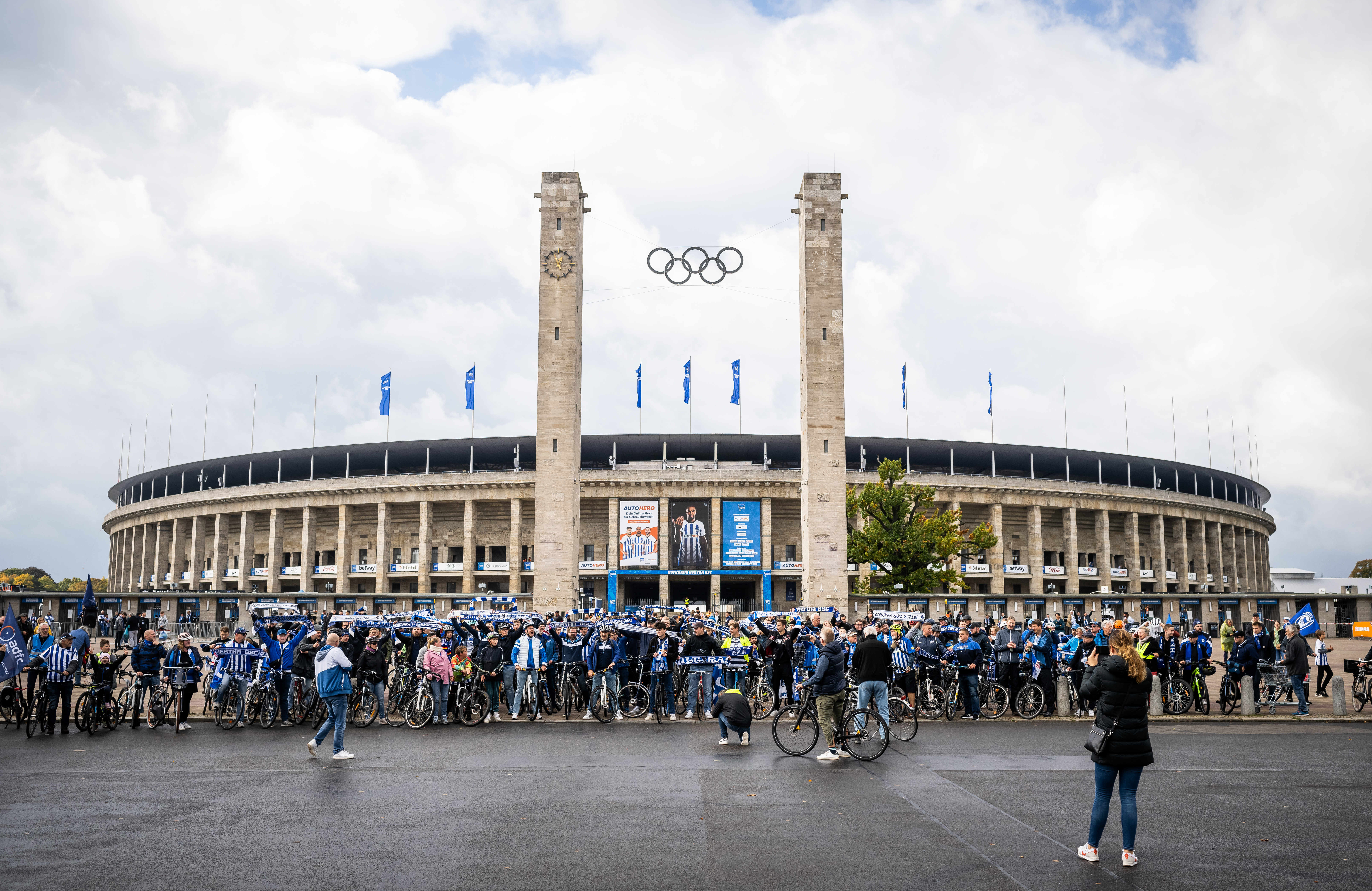 Die mit dem Rad anreisenden Herthanerinnen und Herthaner posieren vor dem Berliner Olympiastadion.