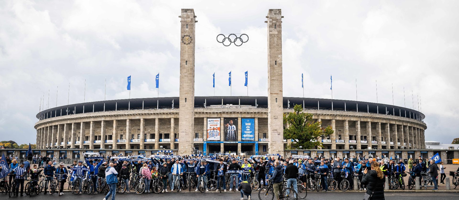 Die mit dem Rad anreisenden Herthanerinnen und Herthaner posieren vor dem Berliner Olympiastadion.
