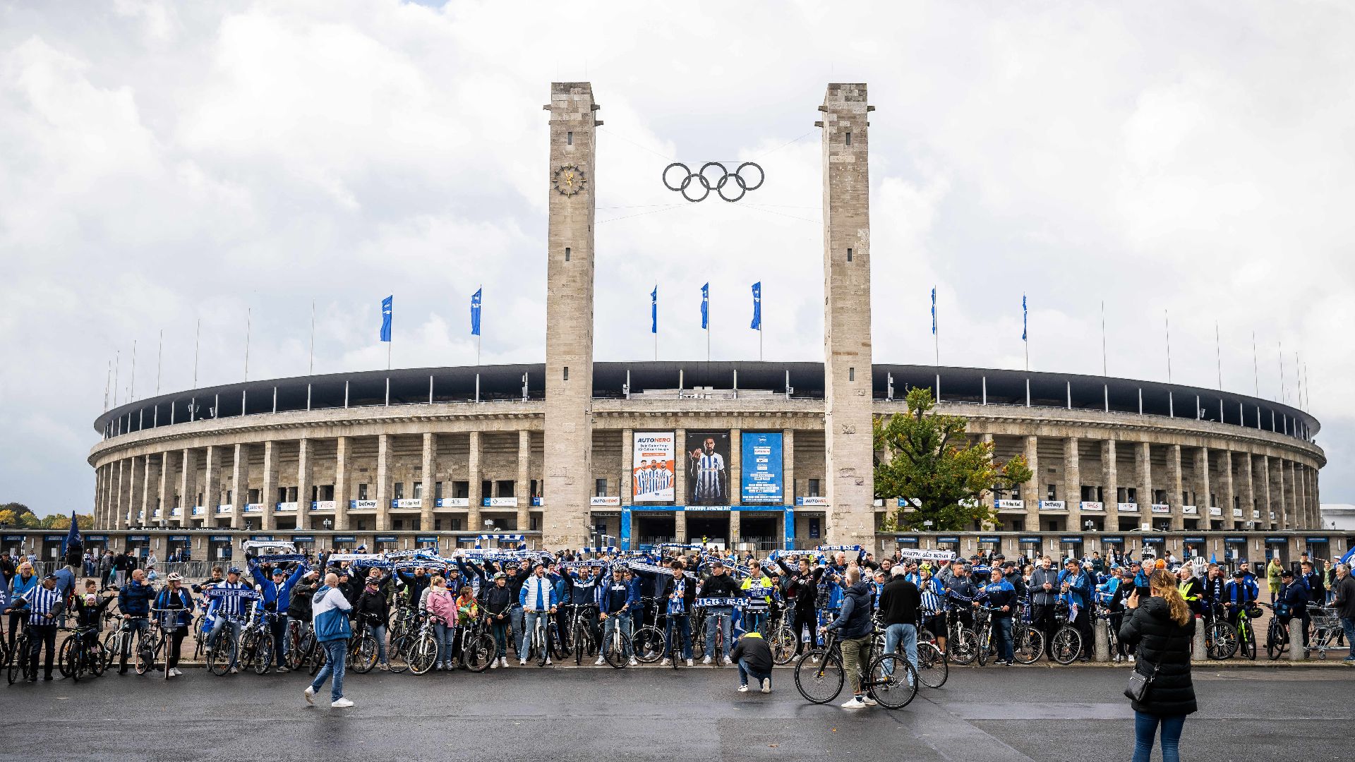 Die Teilnehmenden der Fahrradtour im Rahmen des Nachhaltigkeitsspieltags haben sich vor dem Olympiastadion versammelt.