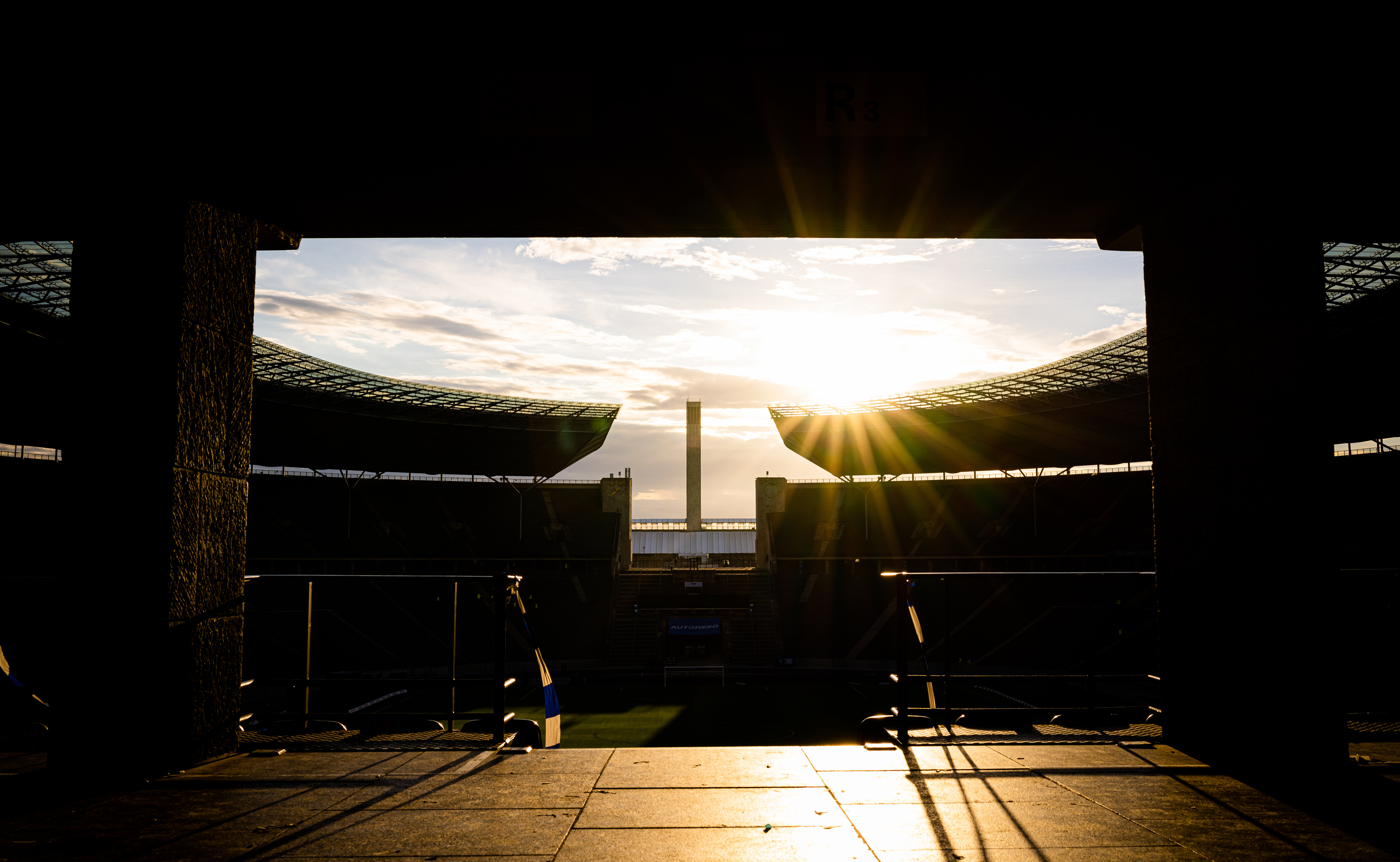 Das Olympiastadion in der untergehenden Sonne.