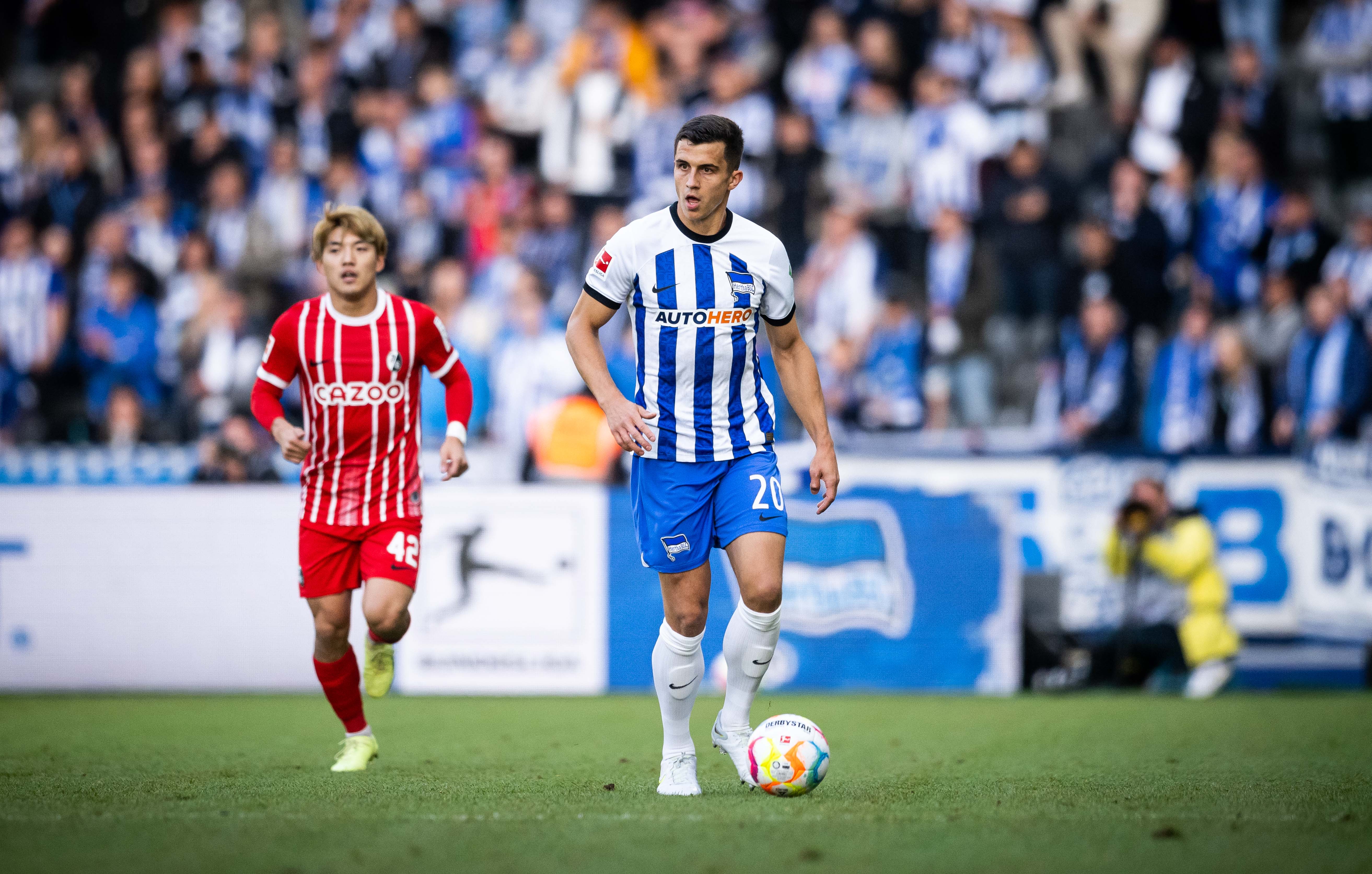 Marc Kempf führt dem Ball auf dem Spielfeld.