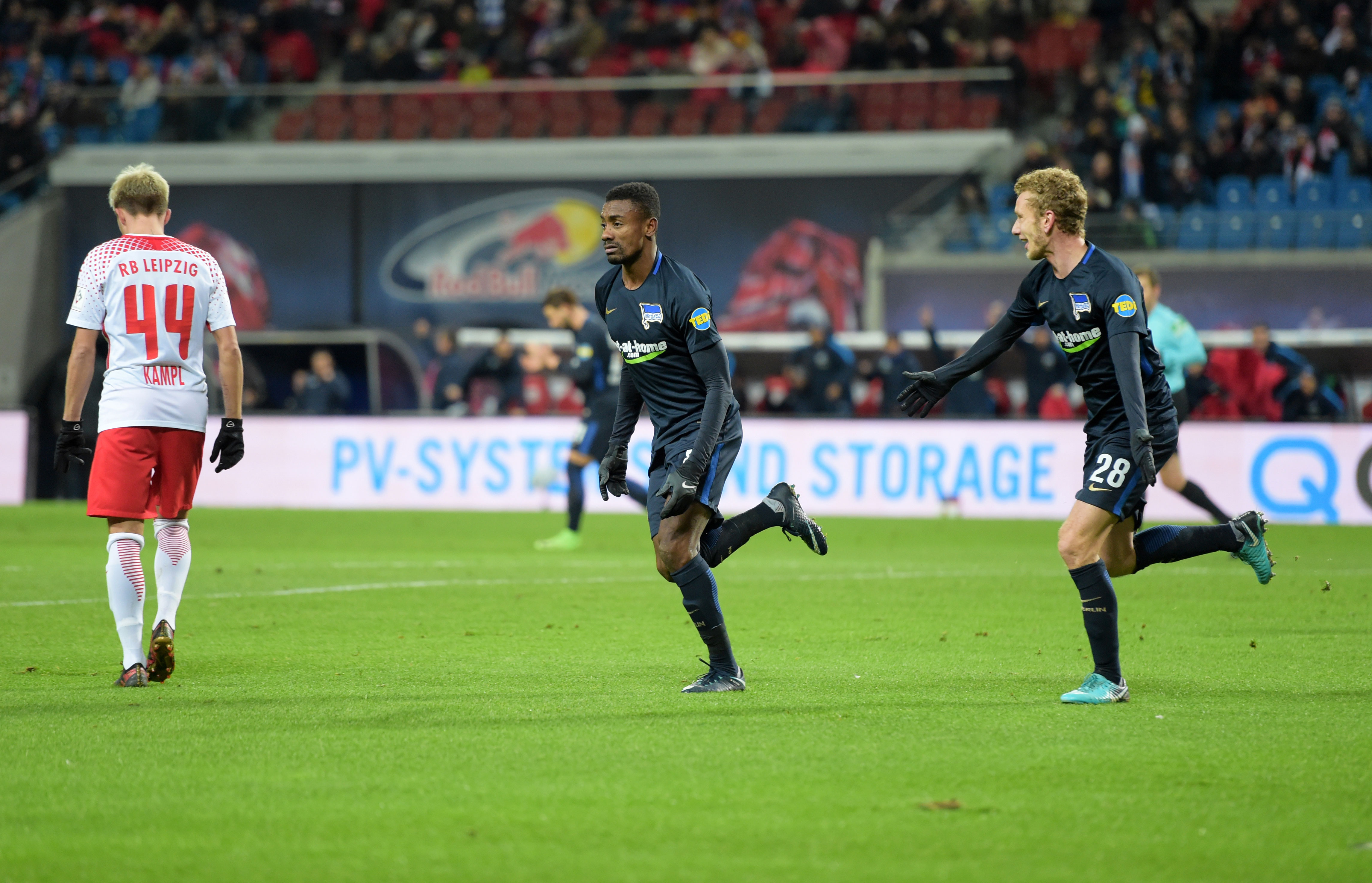 Salomon Kalou und Fabian Lustenberger bejubeln 2017 ein Tor in Leipzig.