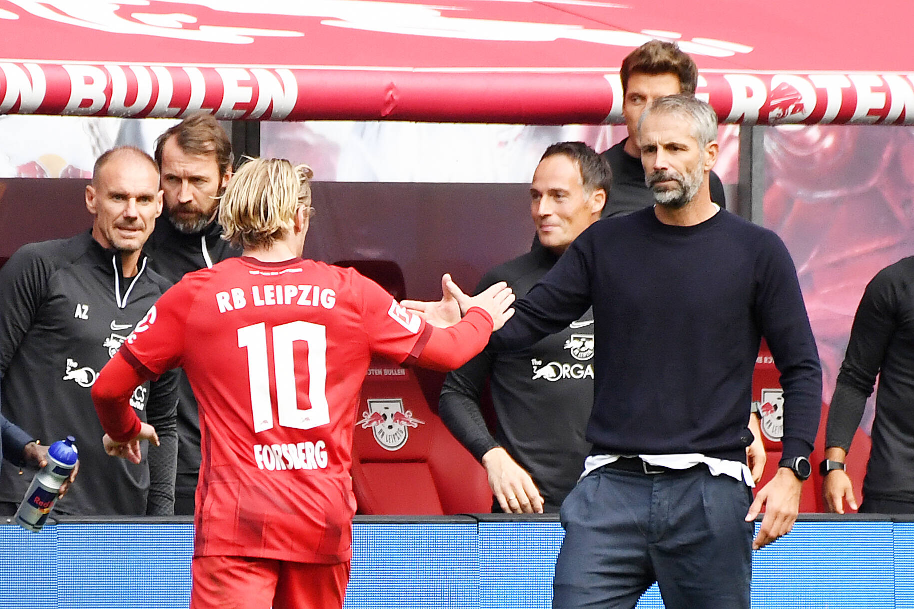 Marco Rose (rechts) schlägt mit Emil Forsberg ein.